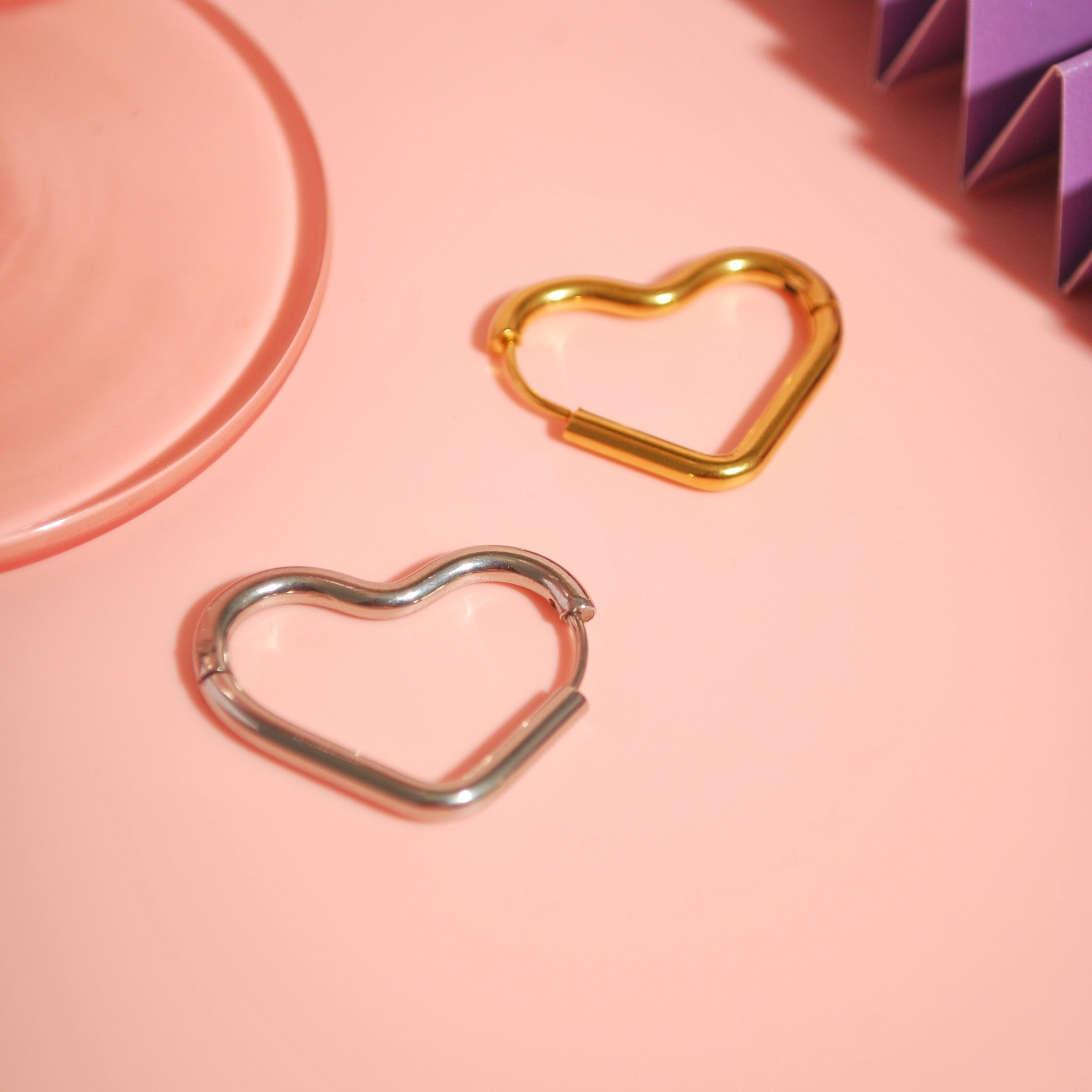 Herzförmige Creolen in Gold und Silber nebeneinander