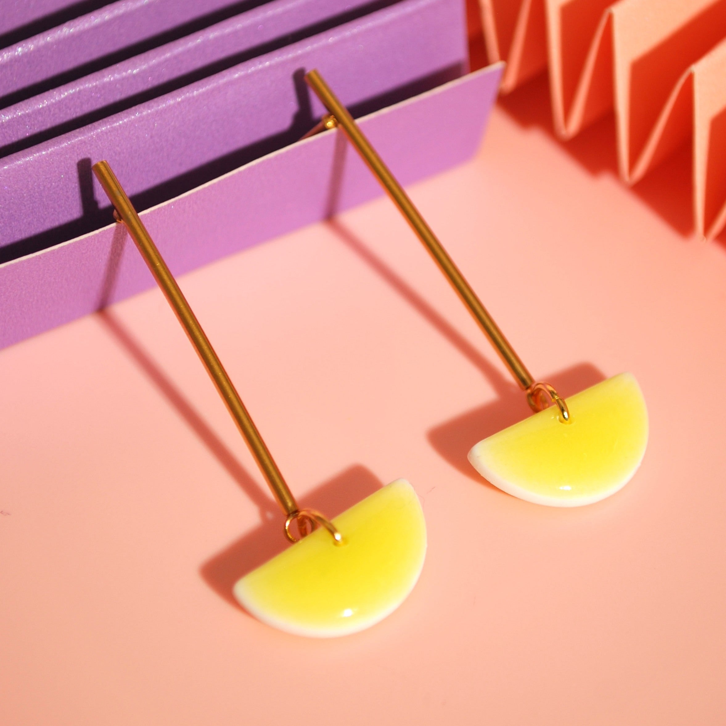Halbkreis-Ohrringe in sonnigem Gelb – 18K vergoldet