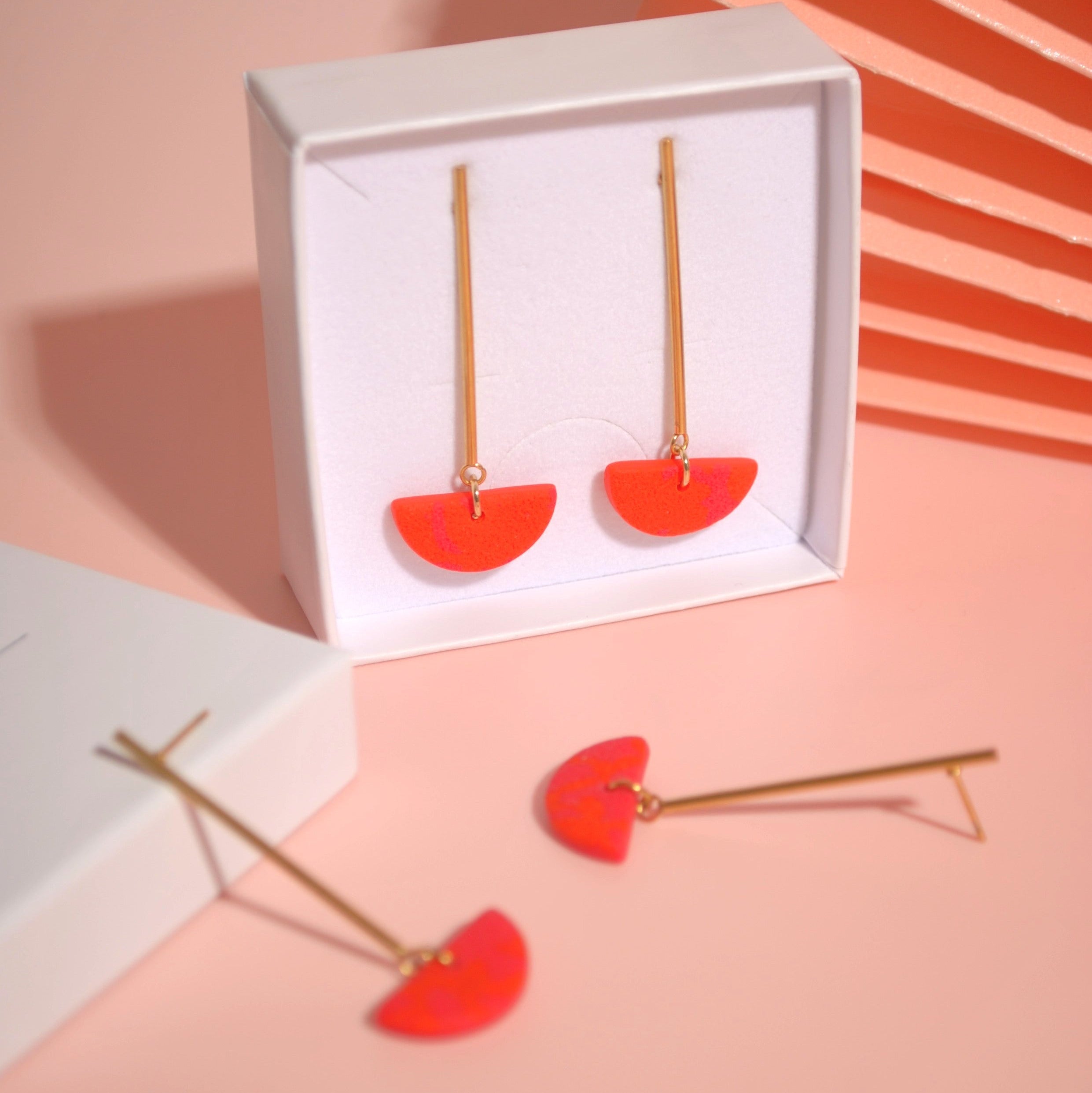 Pinke Statement-Ohrringe aus der Linda Kollektion von Santoclay