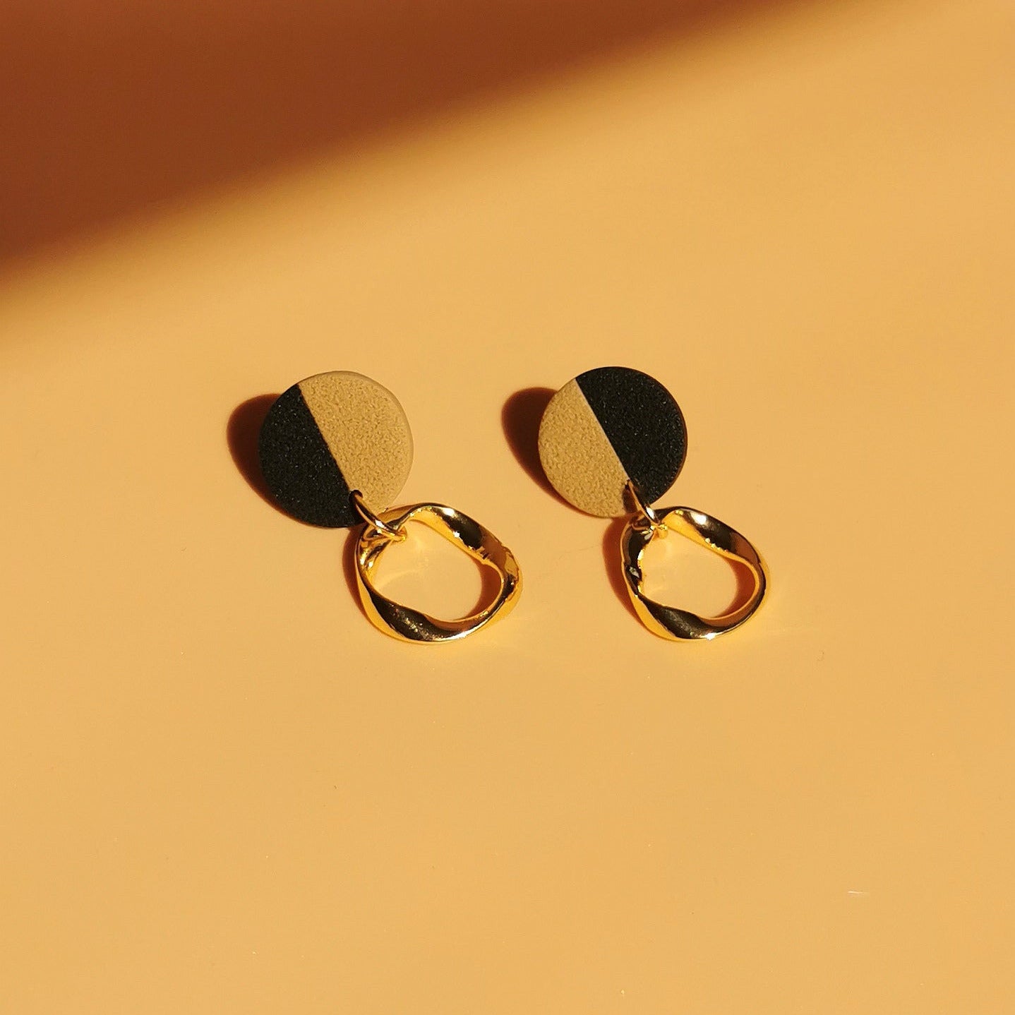 Detailaufnahme strukturierter Ohrringe von Santoclay