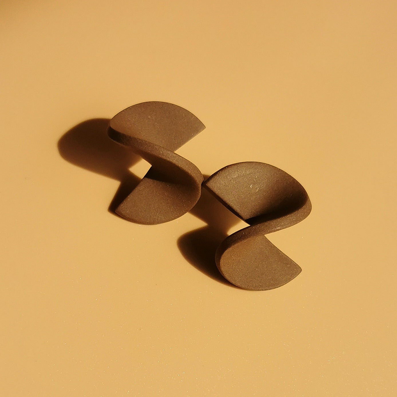 Kunstvolle Ohrstecker mit Struktur & Tiefe – Modell Gedreht