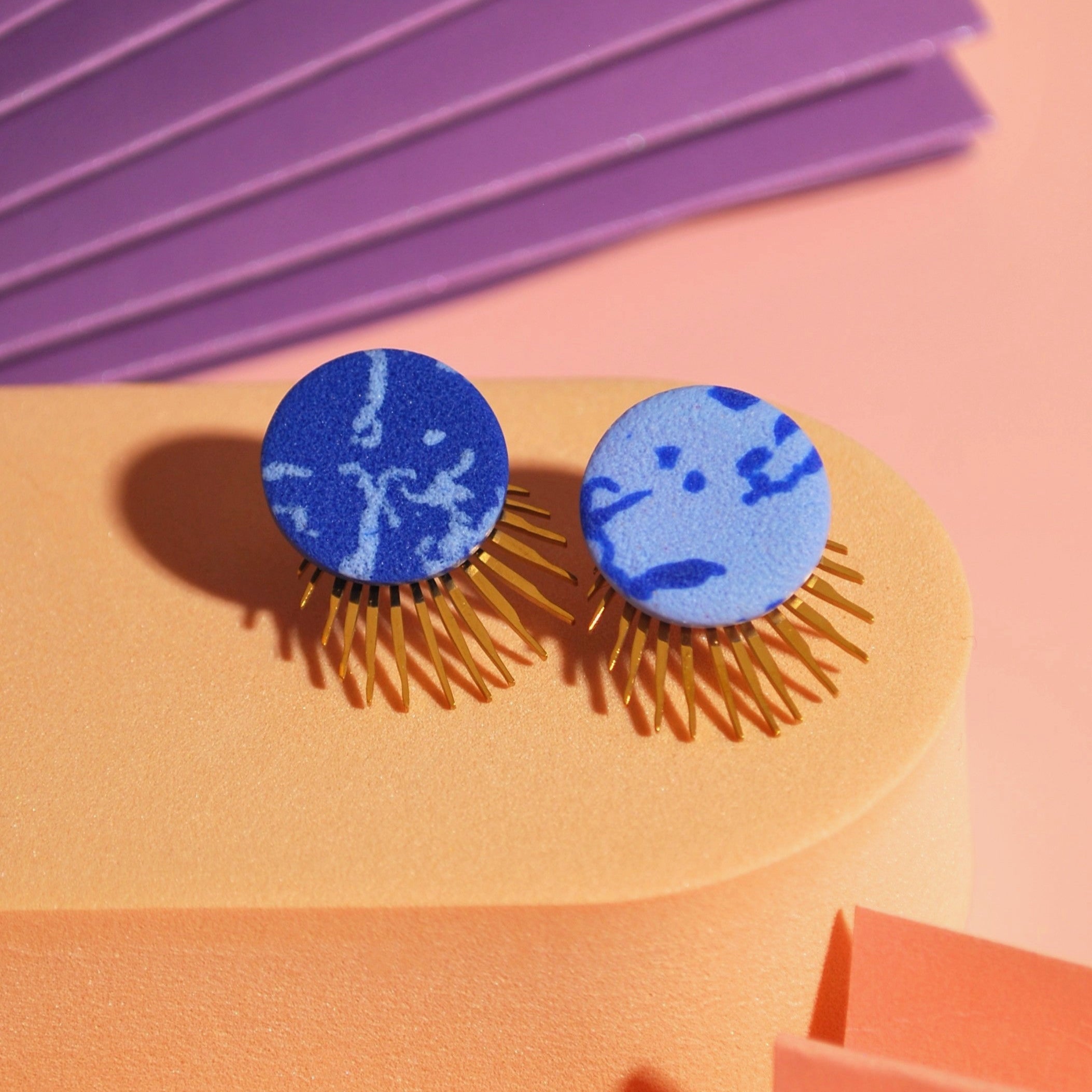 Linda – Statement-Ohrstecker in Blau mit Wimpern-Design