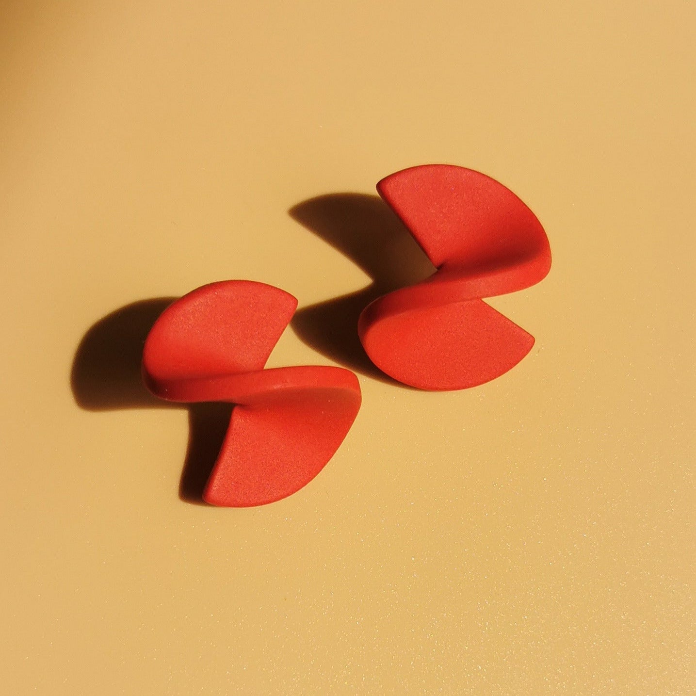 Farbenfrohe Stecker mit 18K vergoldetem Chirurgenstahl