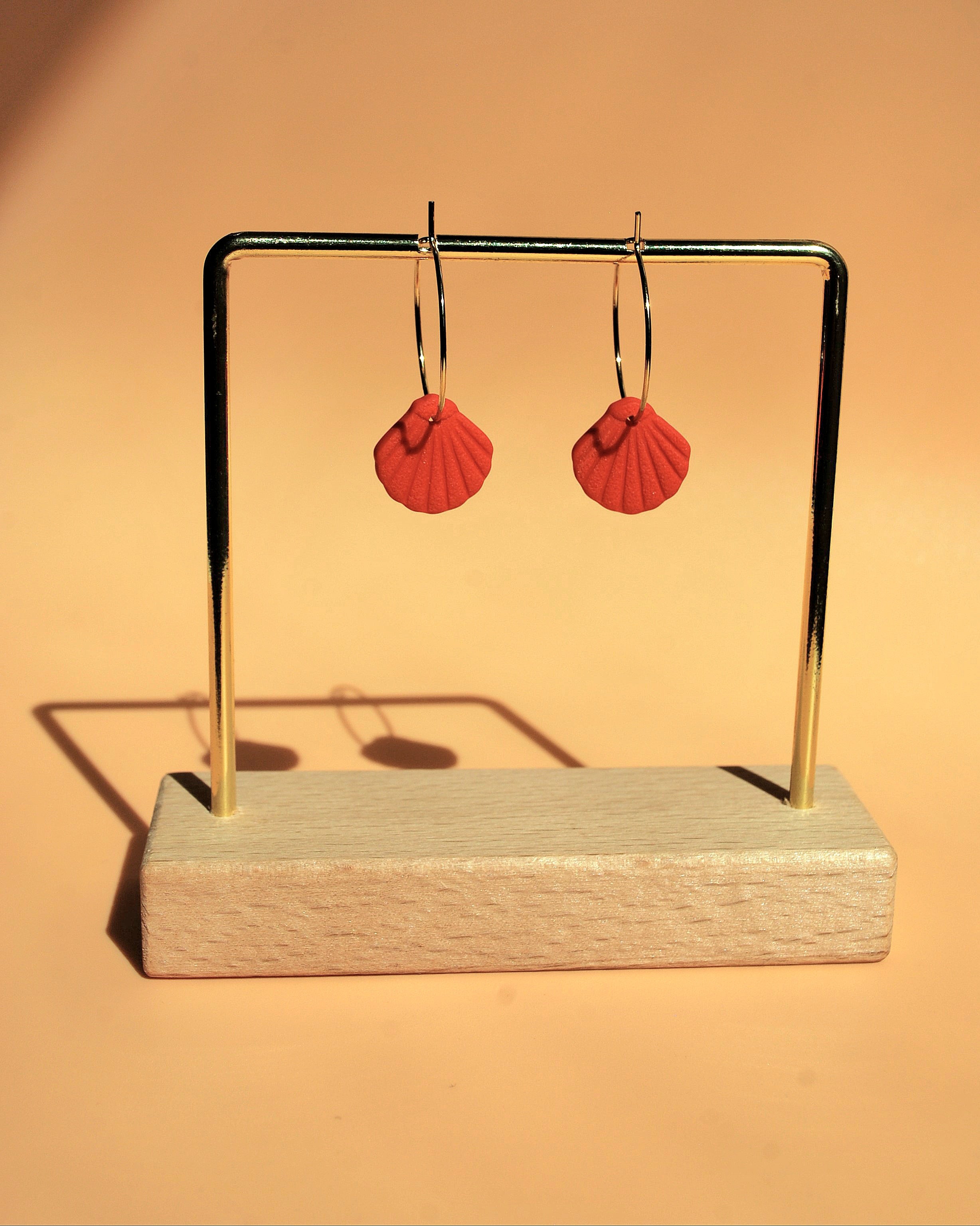 Orange Creolen mit Muschel-Anhänger – handgefertigt & 18K vergoldet