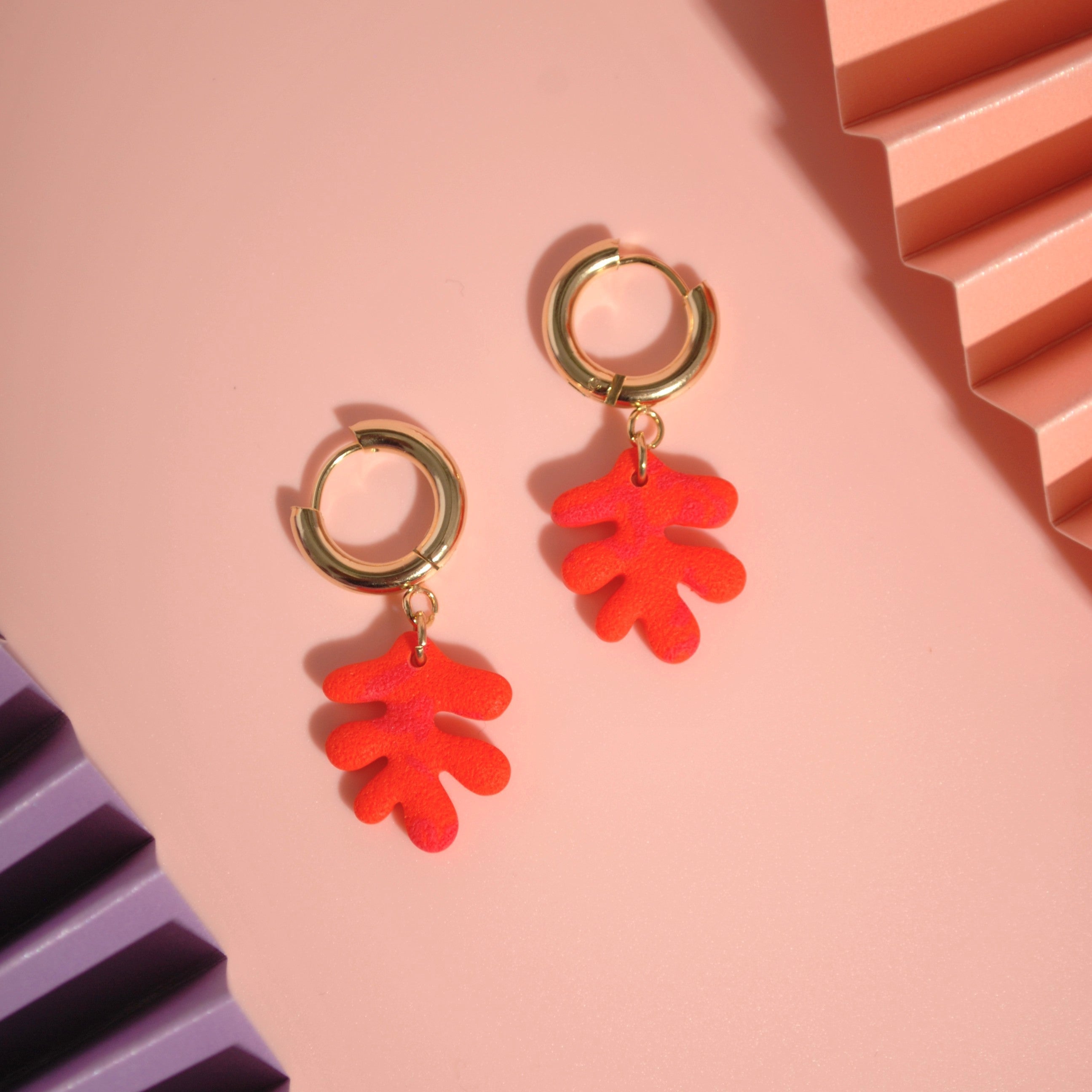 Handgefertigte Creolen mit Korallenstruktur – leicht & elegant