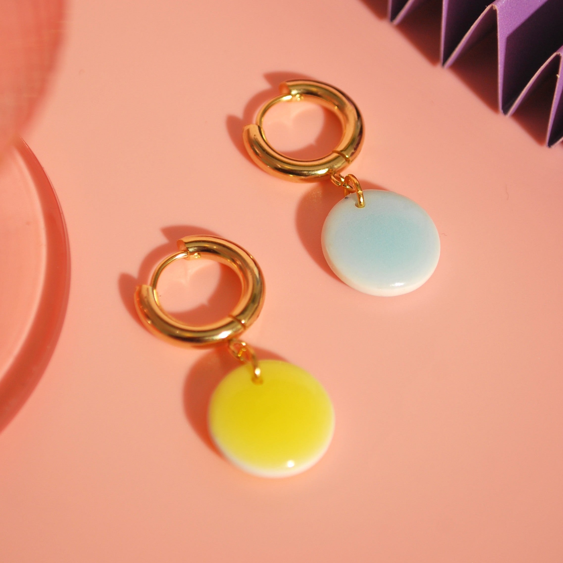 Zarte Polymer Clay Ohrringe – blau oder gelb