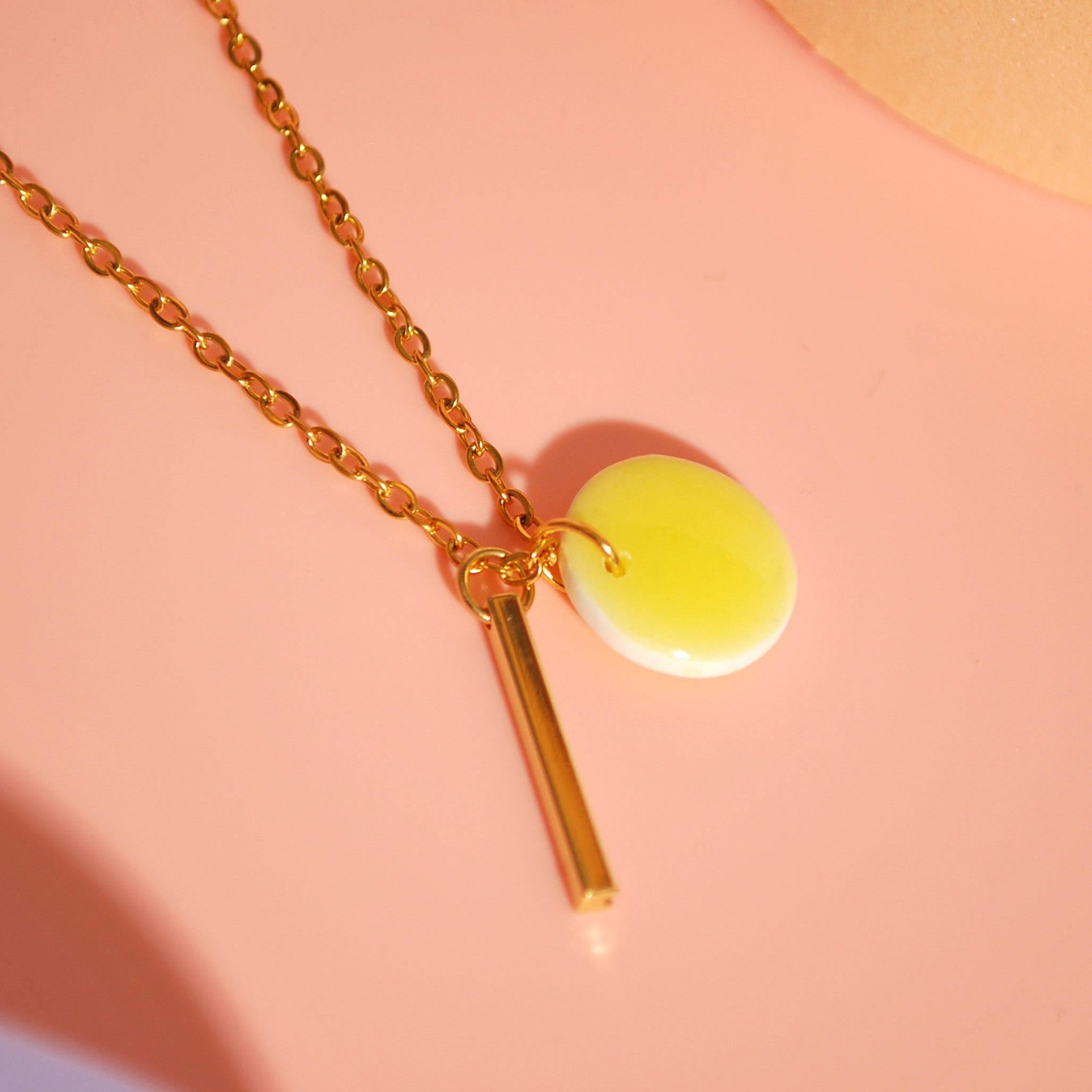 Handgemachte Halskette mit gelbem Farbverlauf