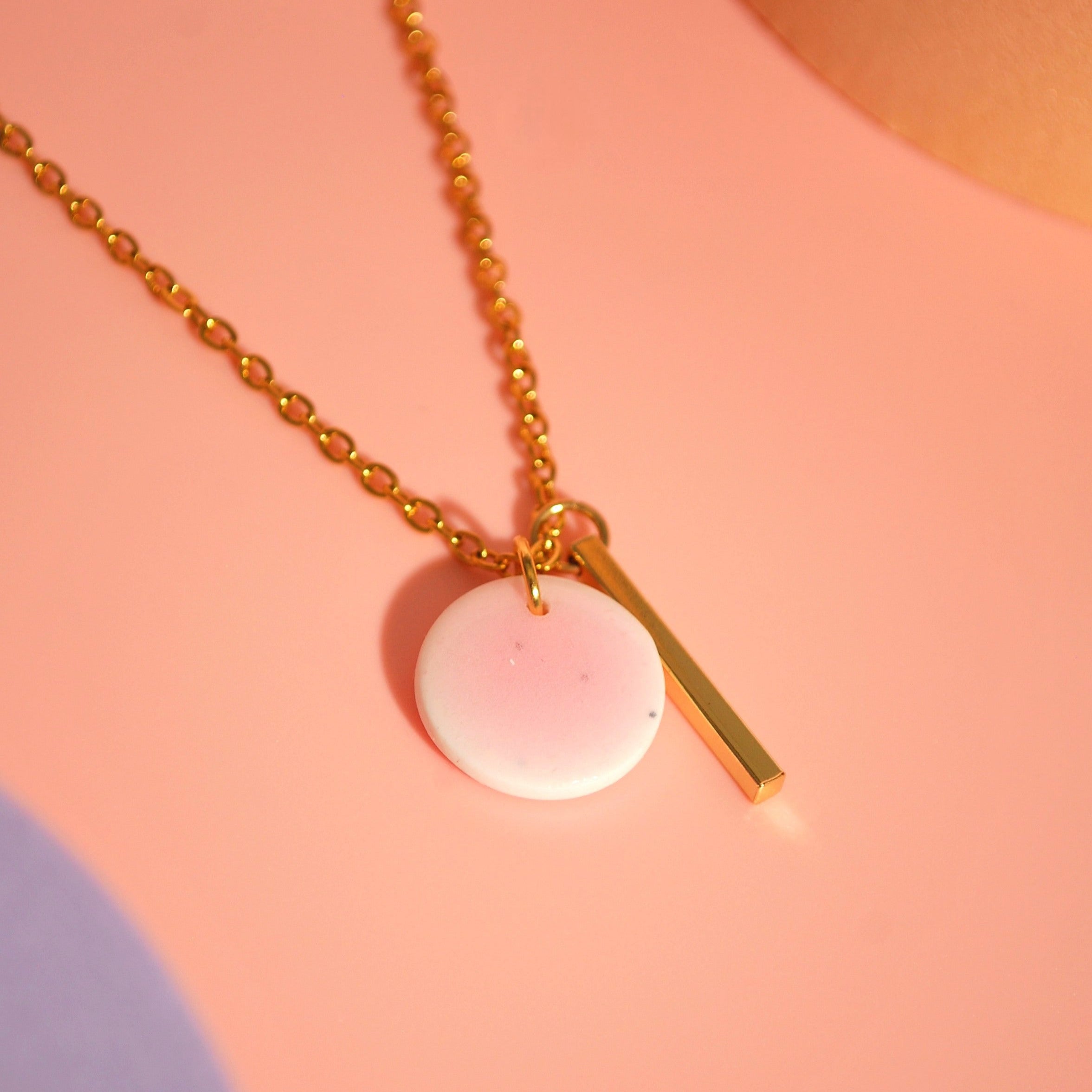 Zarter rosafarbener Polymer Clay Anhänger an vergoldeter Halskette