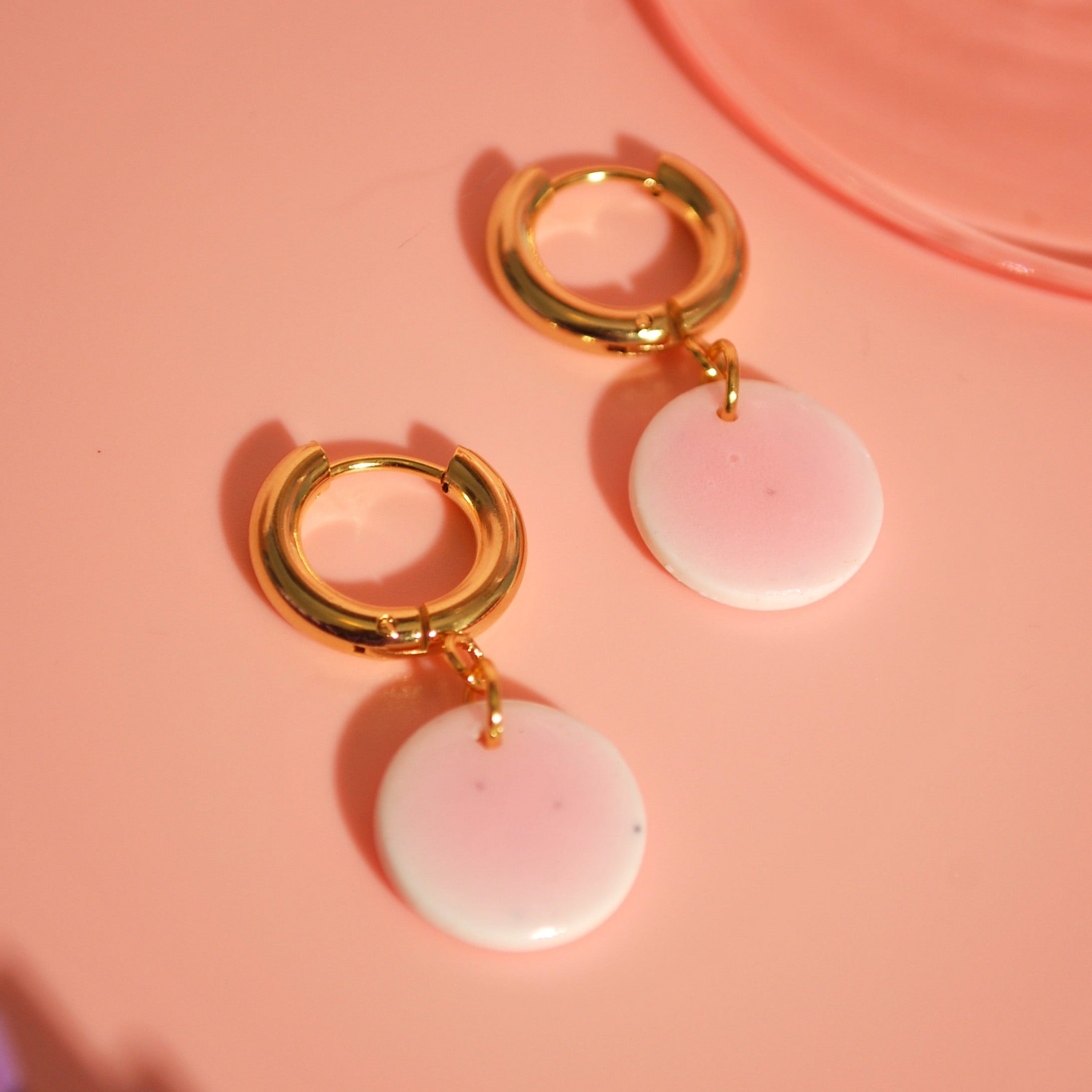 Rosafarbene Polymer Clay Anhänger an vergoldeten Creolen