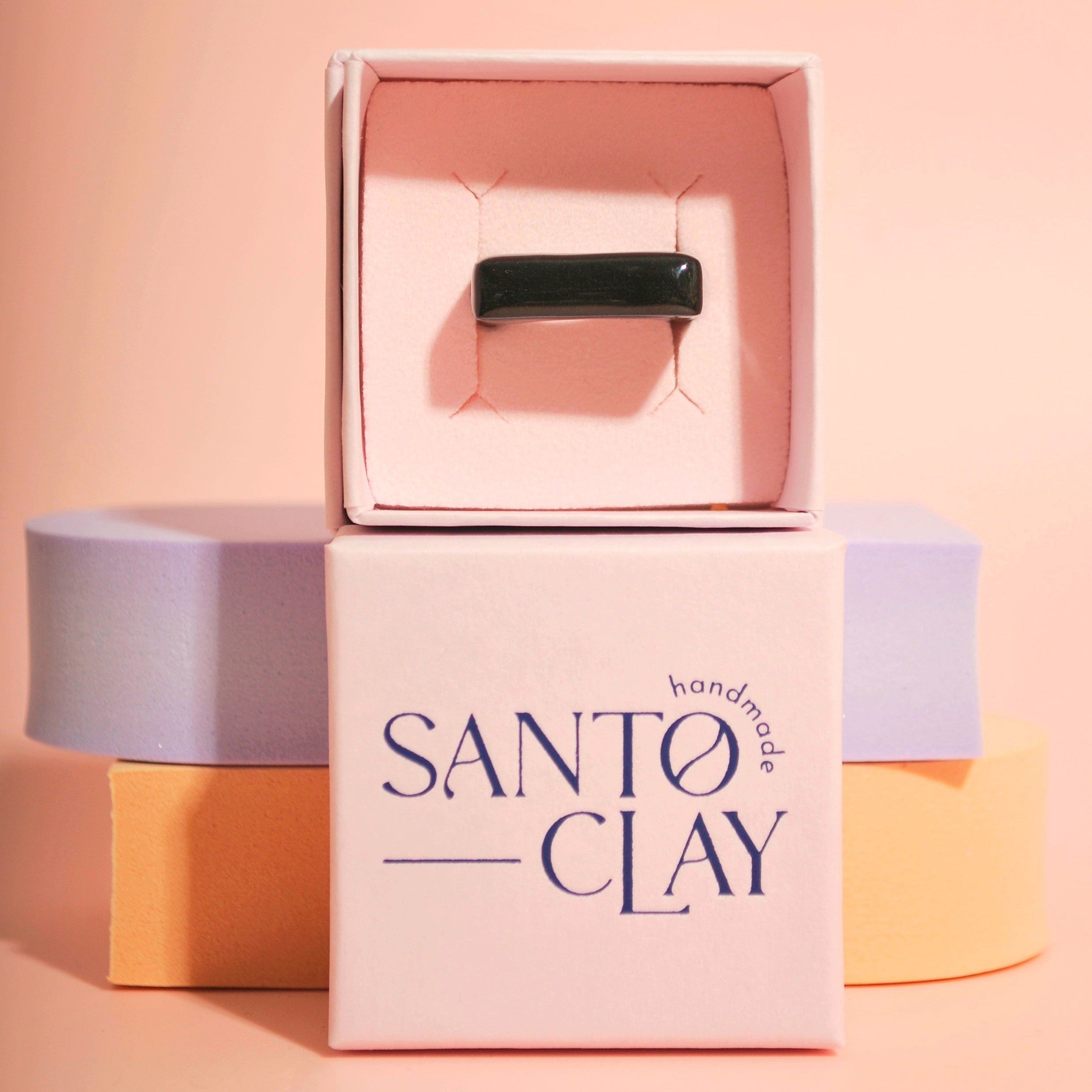 Schwarzer Statement-Ring in Santoclay Schmuckbox