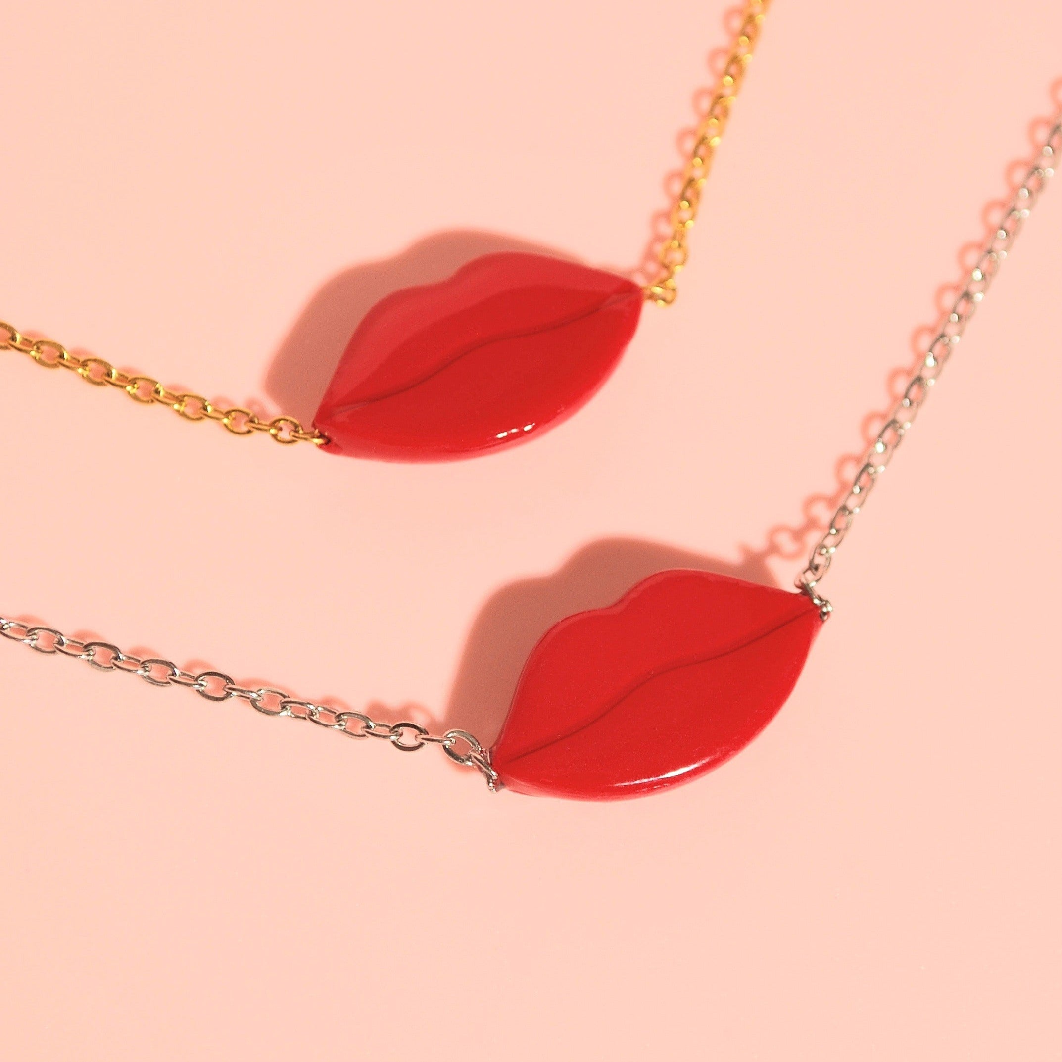 Red Kiss Halskette aus chirurgischem Edelstahl in Silber oder Gold