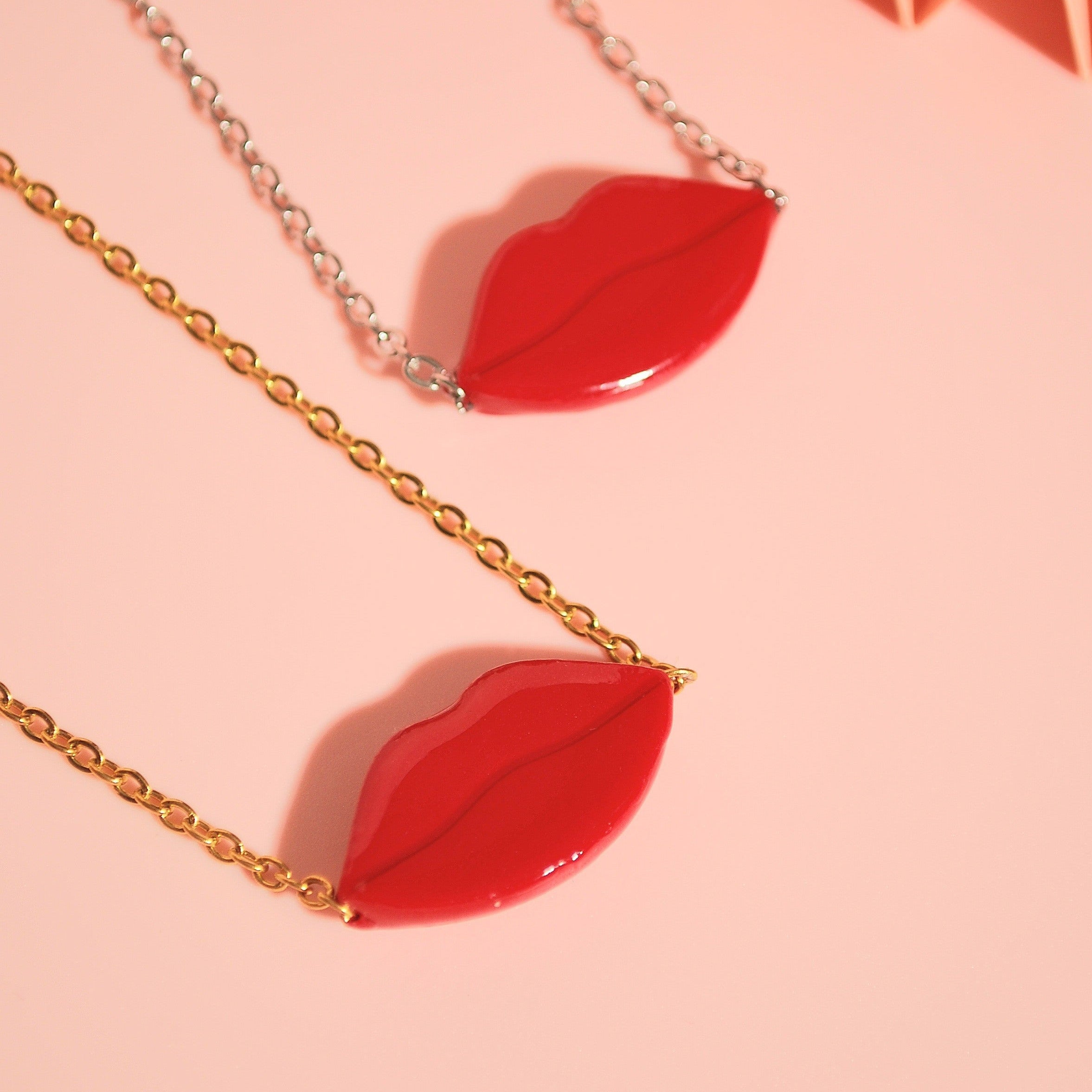 Red Kiss Statement Halskette aus chirurgischem Edelstahl in Silber oder Gold