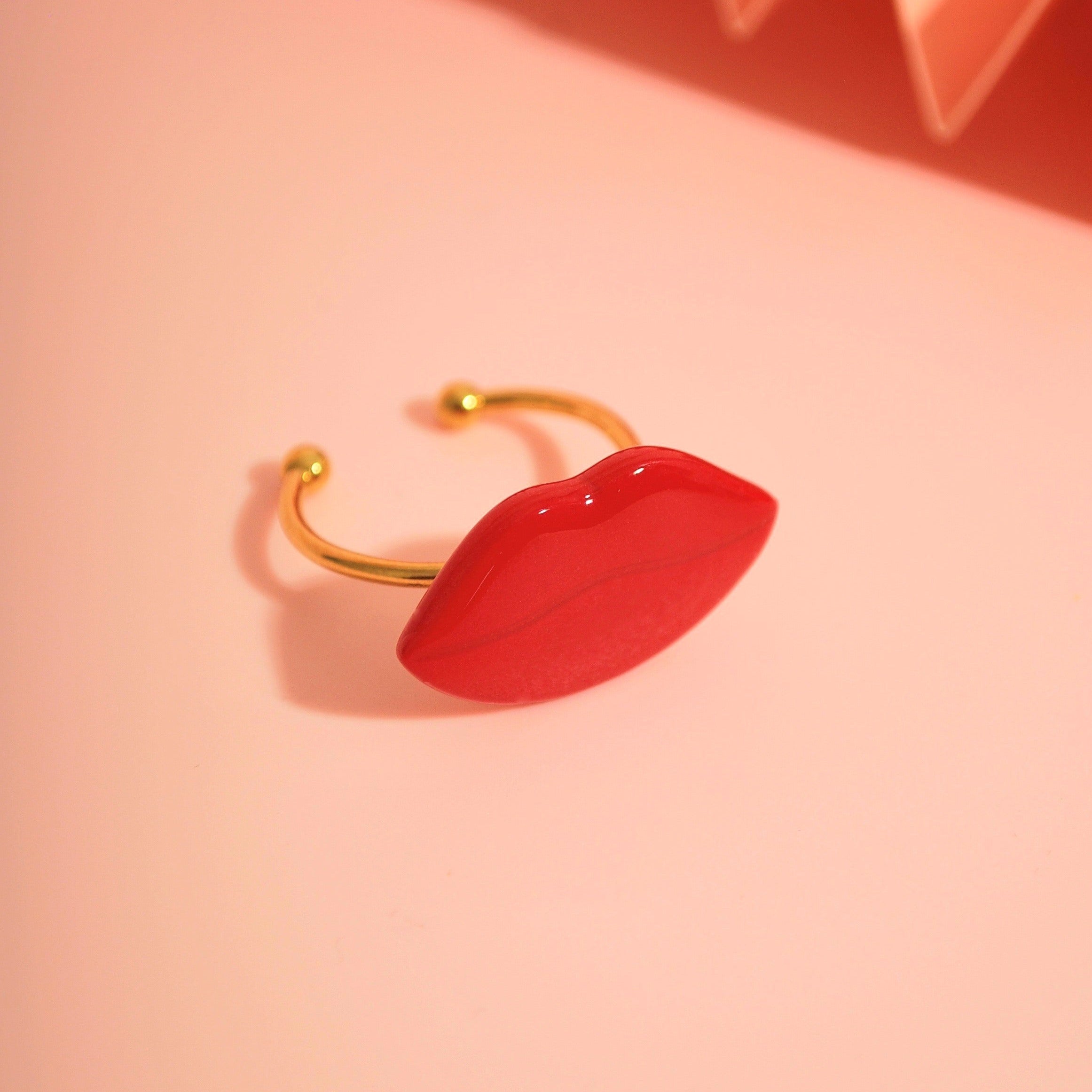 red-kiss-ring-santoclay-lippenform-gold