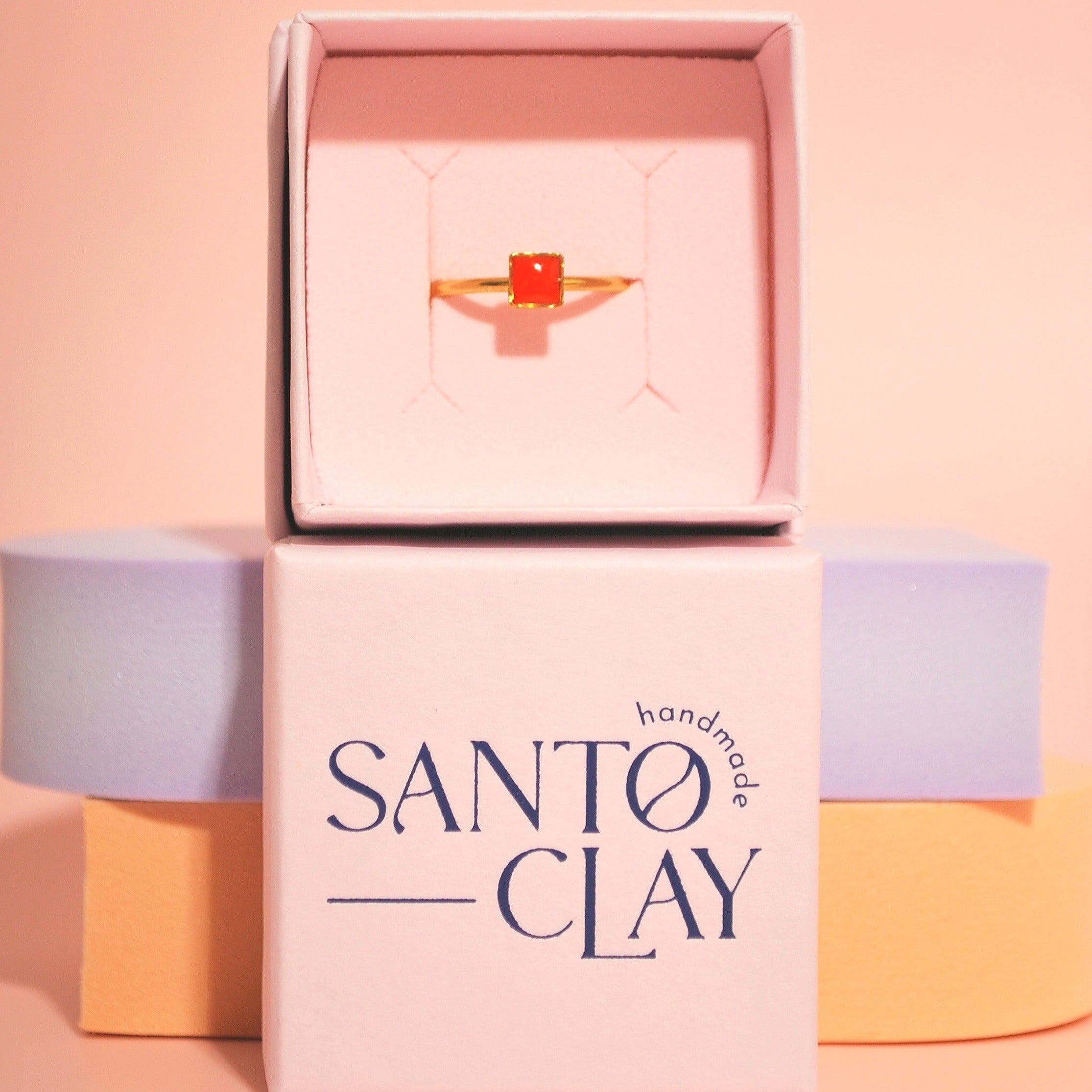 Orangefarbener Ring in Geschenkbox