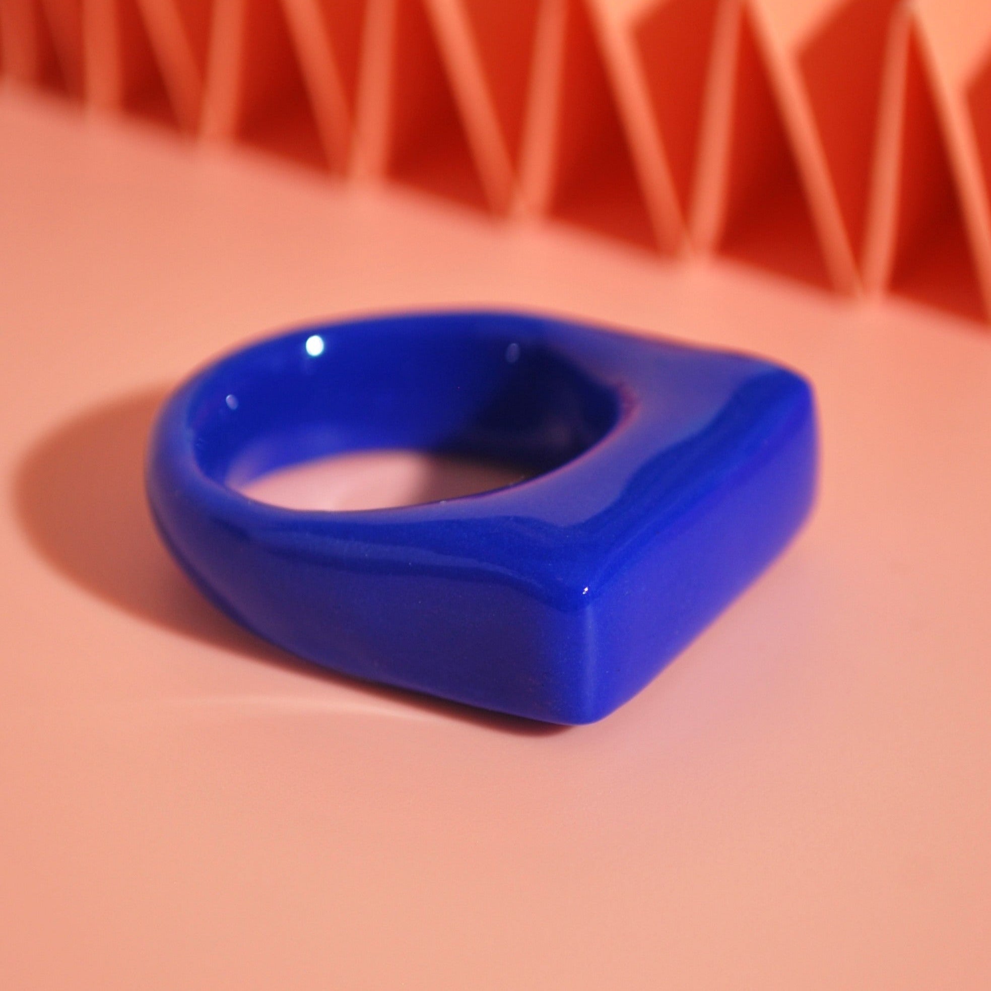 Kobaltblauer, eckiger Chunky-Ring – leicht & bold