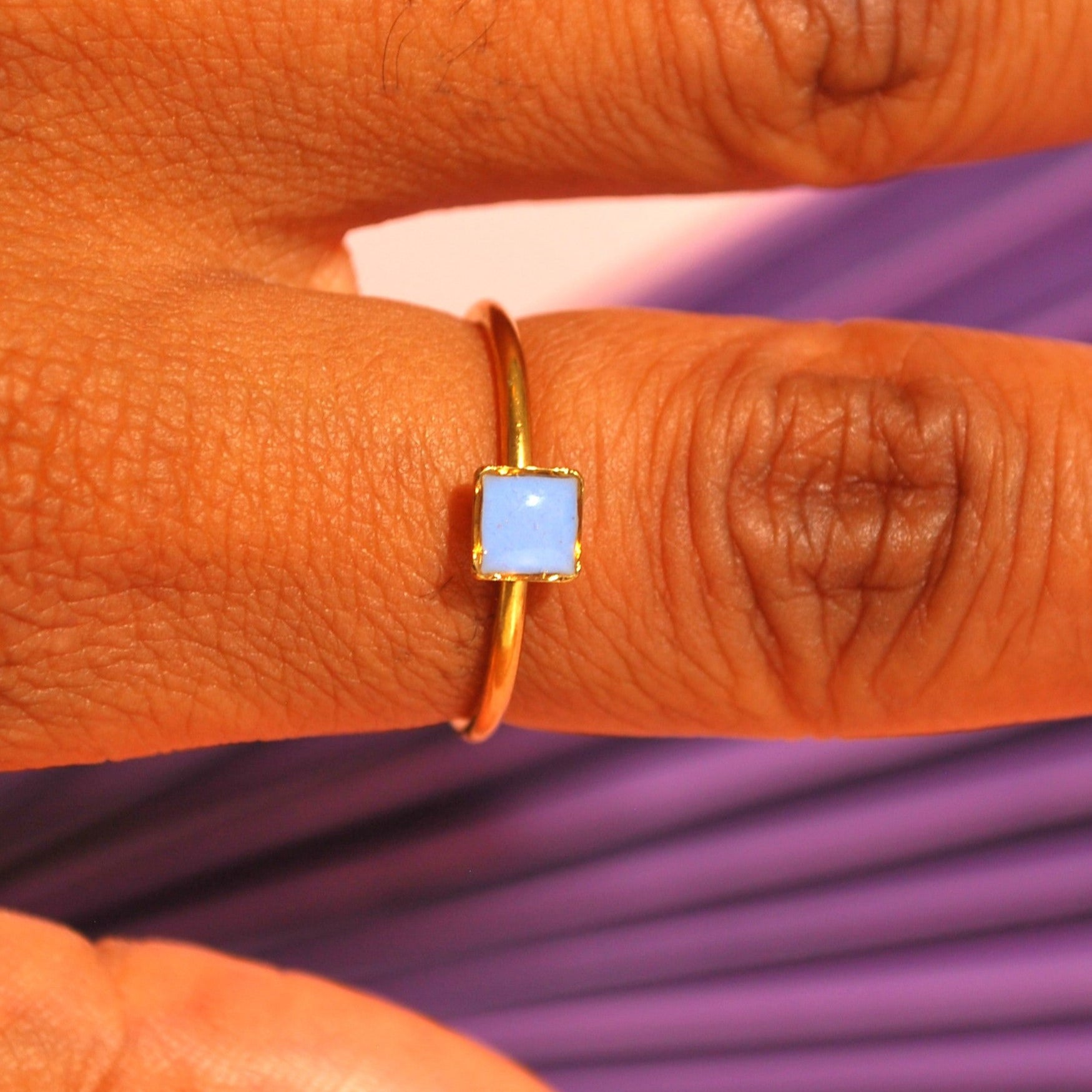 Detailaufnahme vom Lavendel-Ring auf der Hand