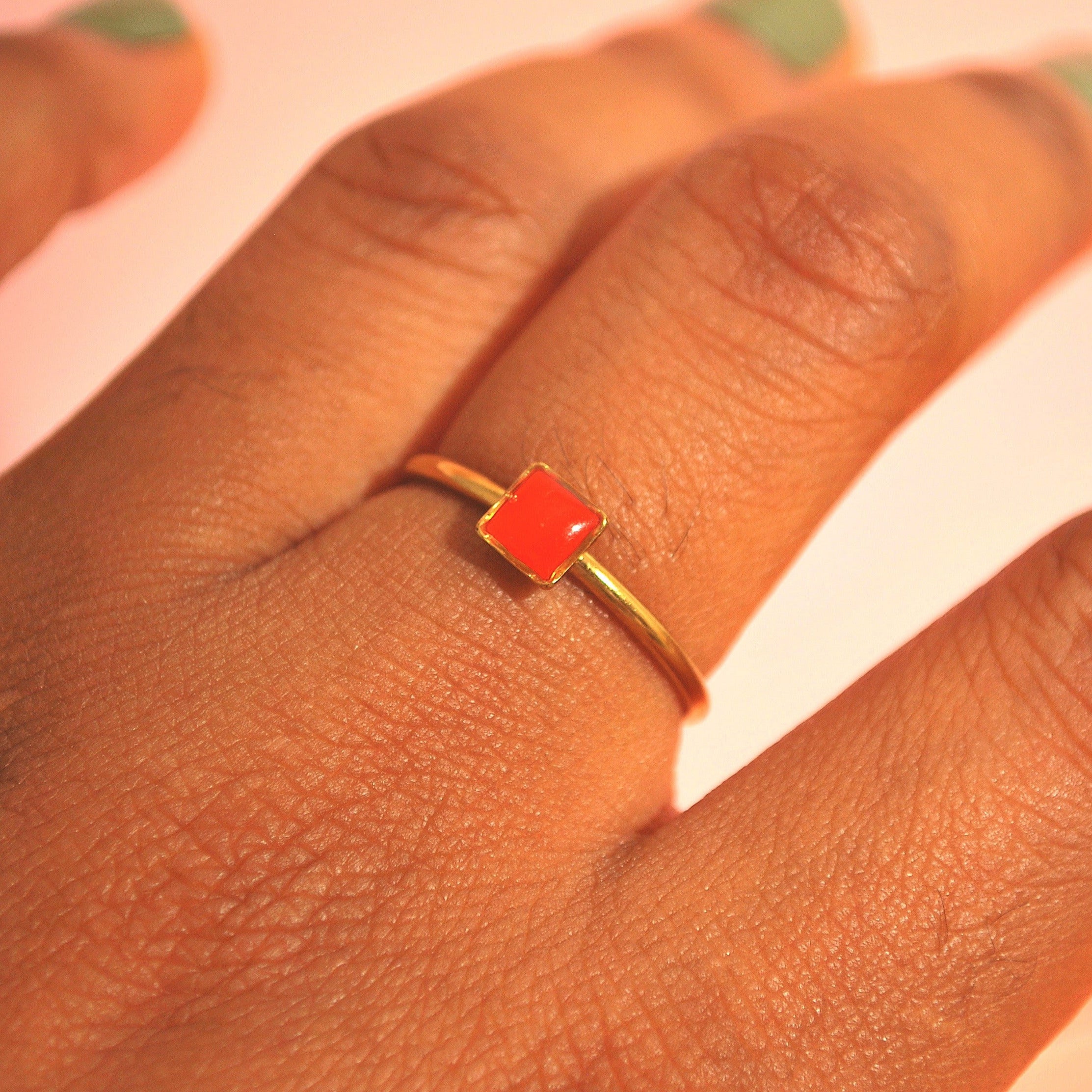 Detailaufnahme vom Orange-Ring auf der Hand