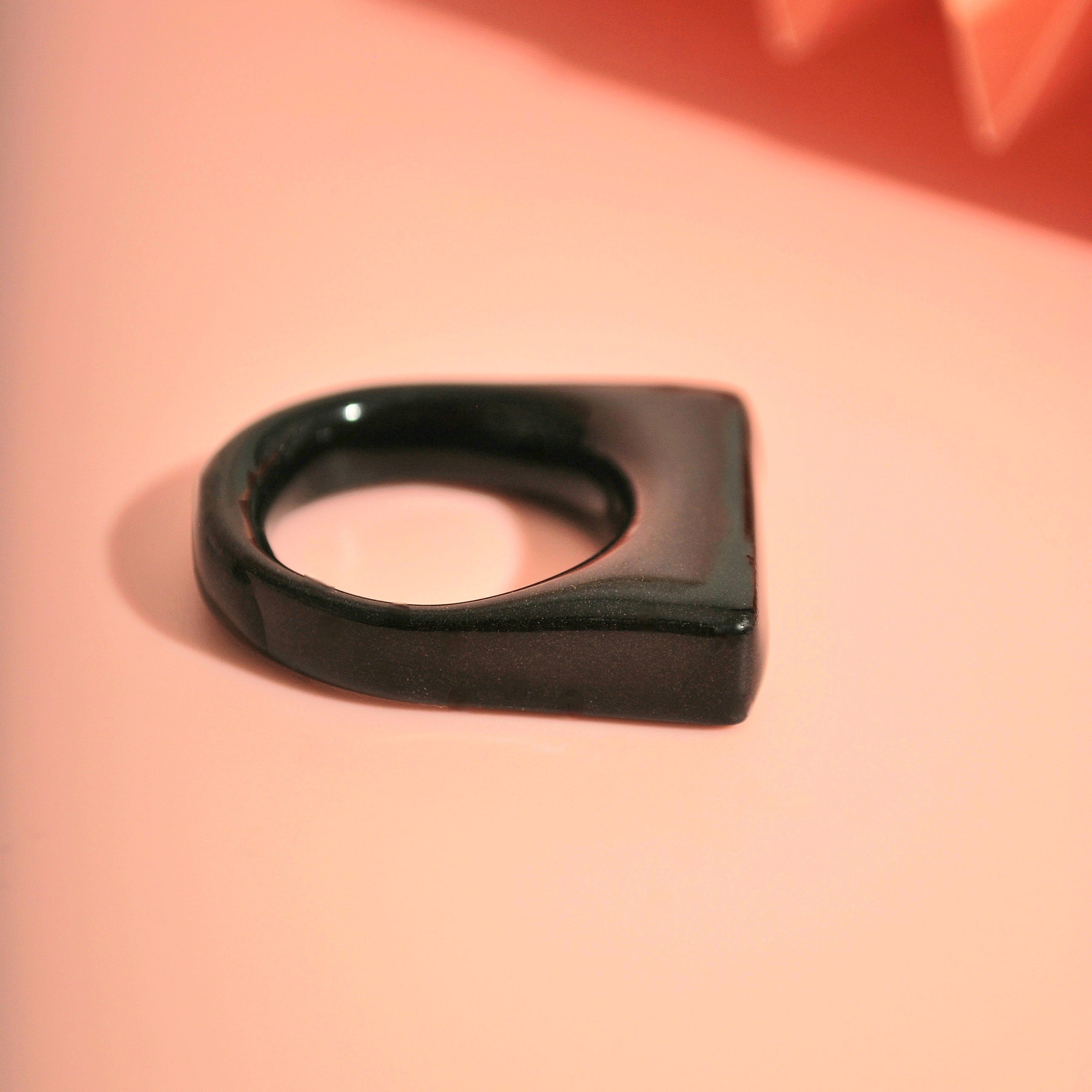 Moderner schwarzer Ring mit rechteckiger Form in Nahaufnahme