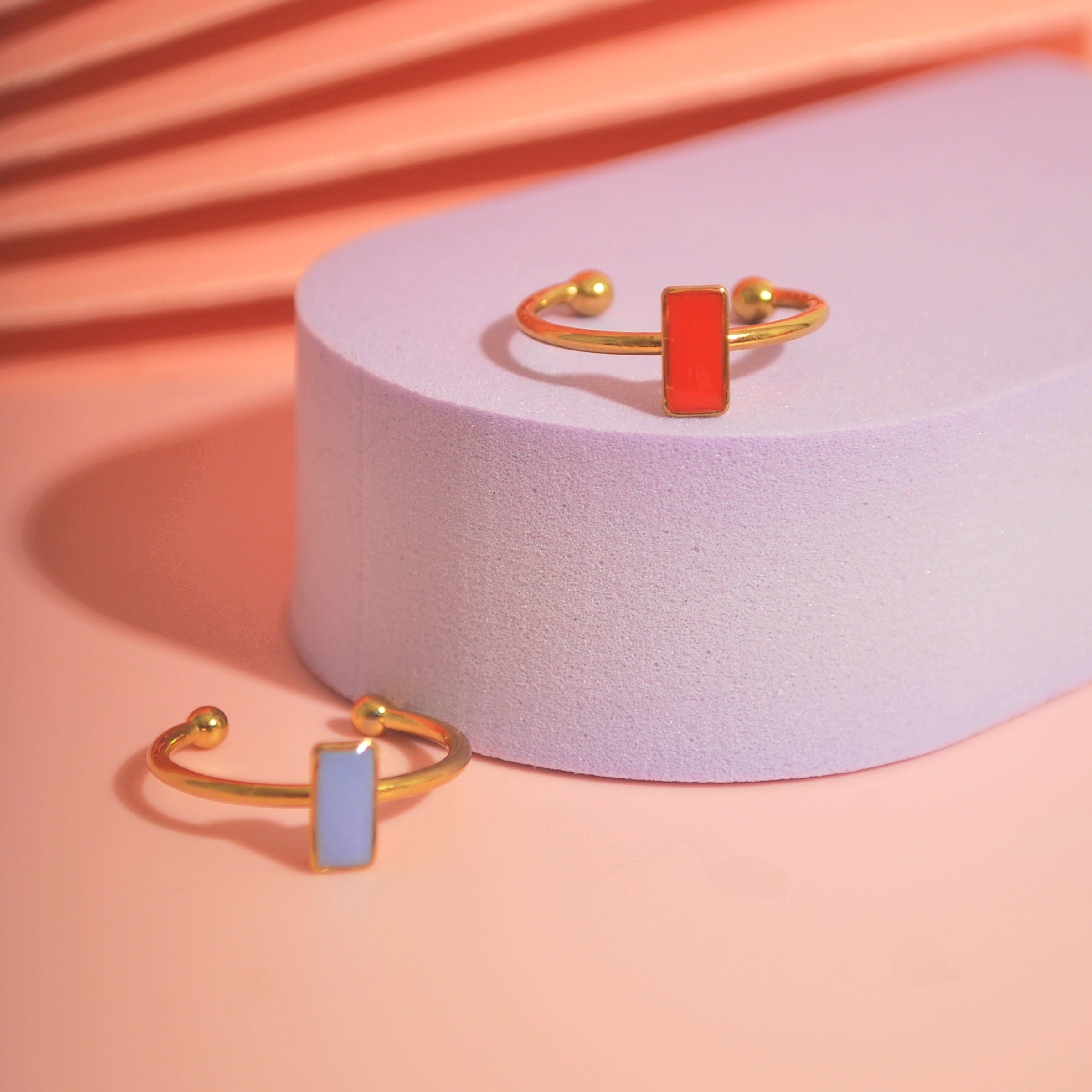 Beide Farben des Rings auf lilafarbenem Podest