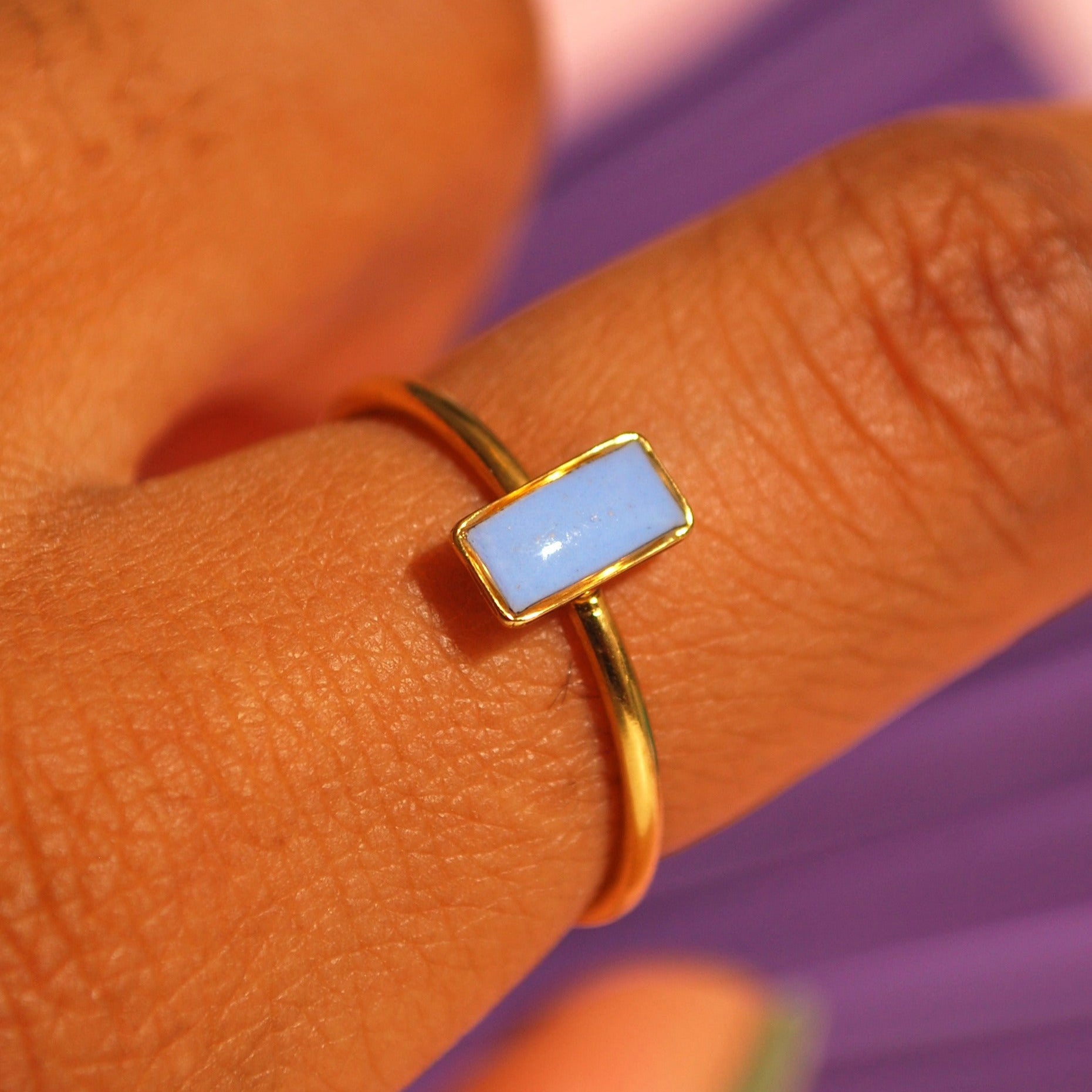 Nahaufnahme Lavendel-Ring auf Finger