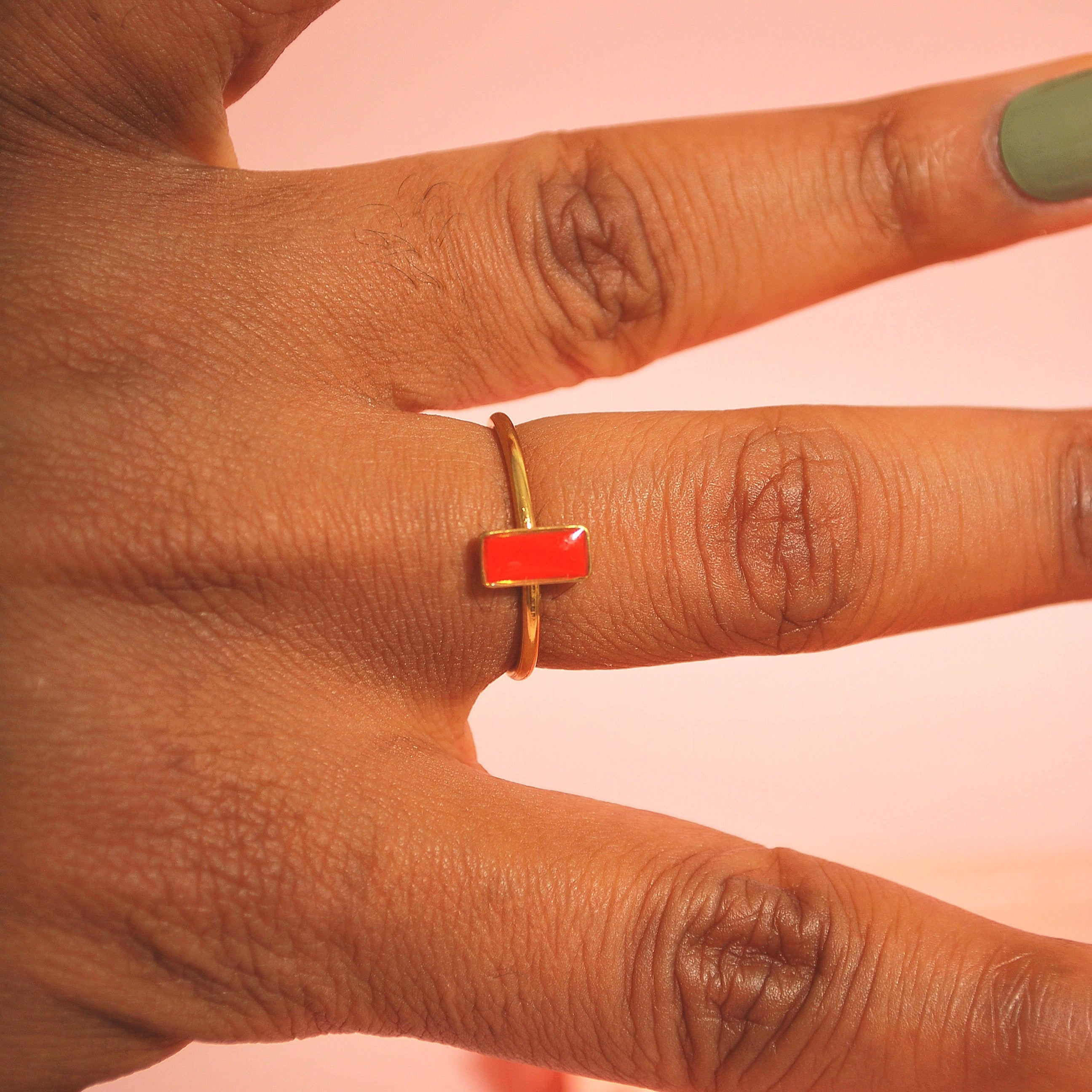 Nahaufnahme Orange-Ring auf Finger