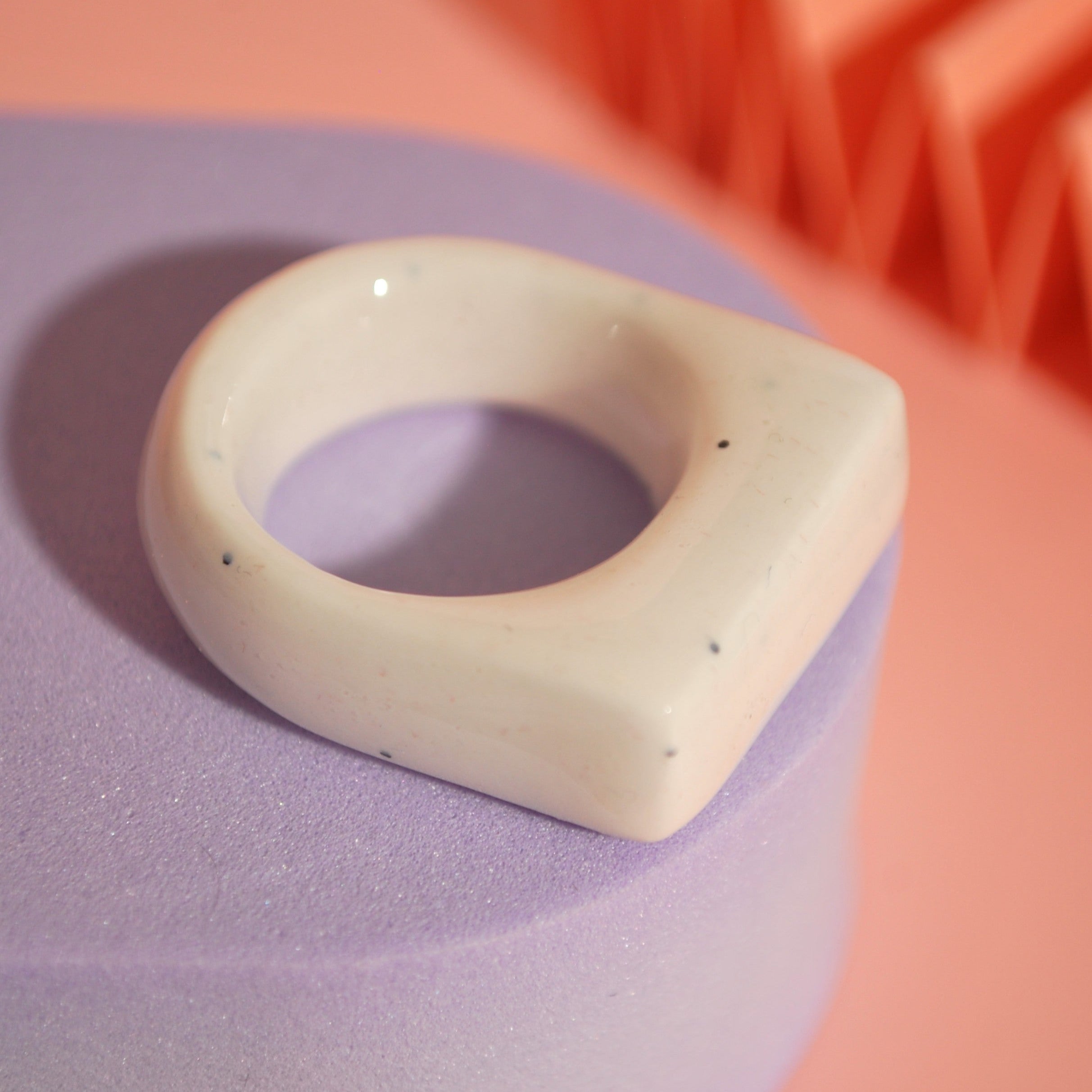 Weißer Ring aus leichtem Polymerton – stilvoll und modern