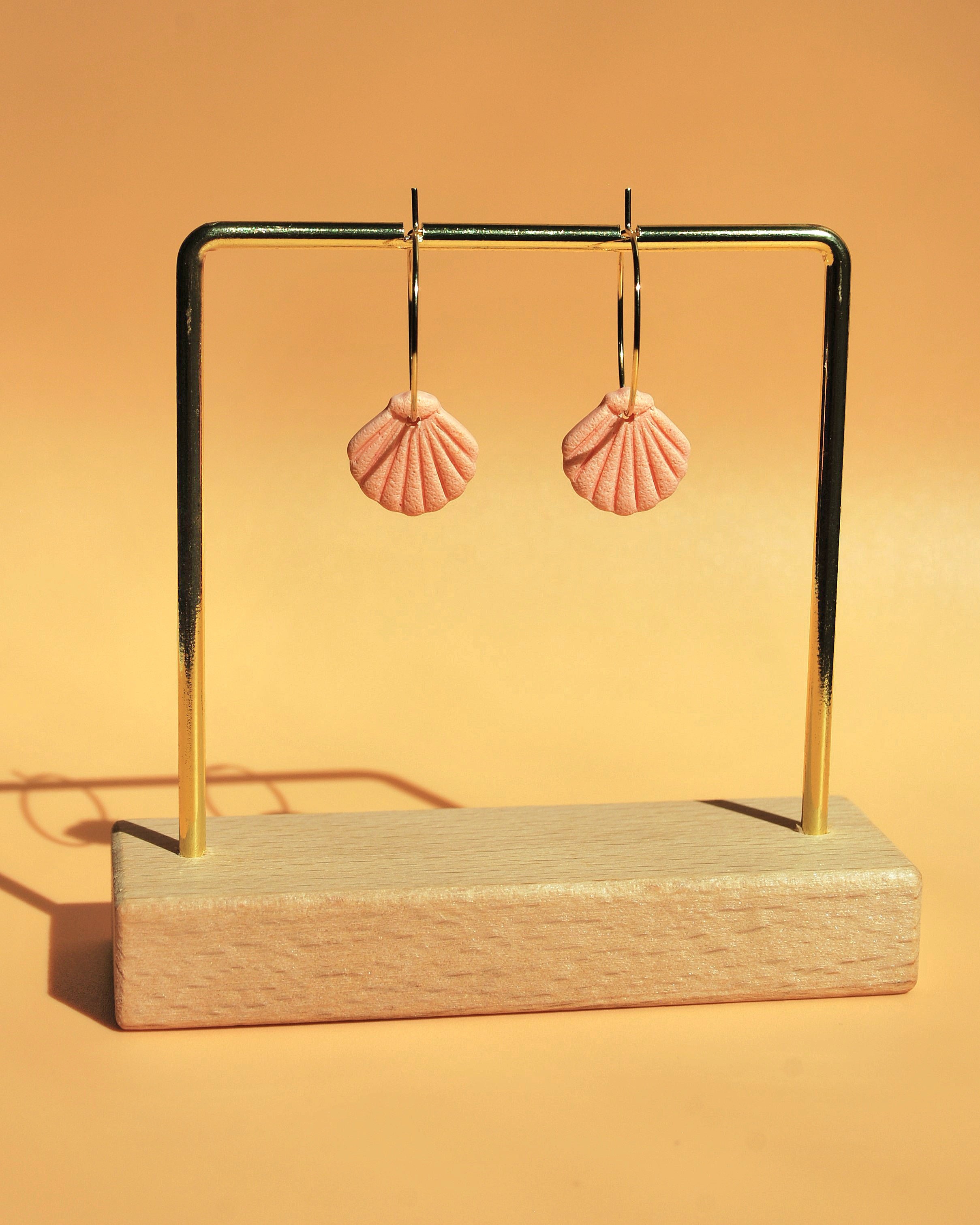 Rosa Creolen mit Muschel-Anhänger – handgefertigt & 18K vergoldet