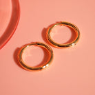 Vergoldete Creolen im minimalistischen Design