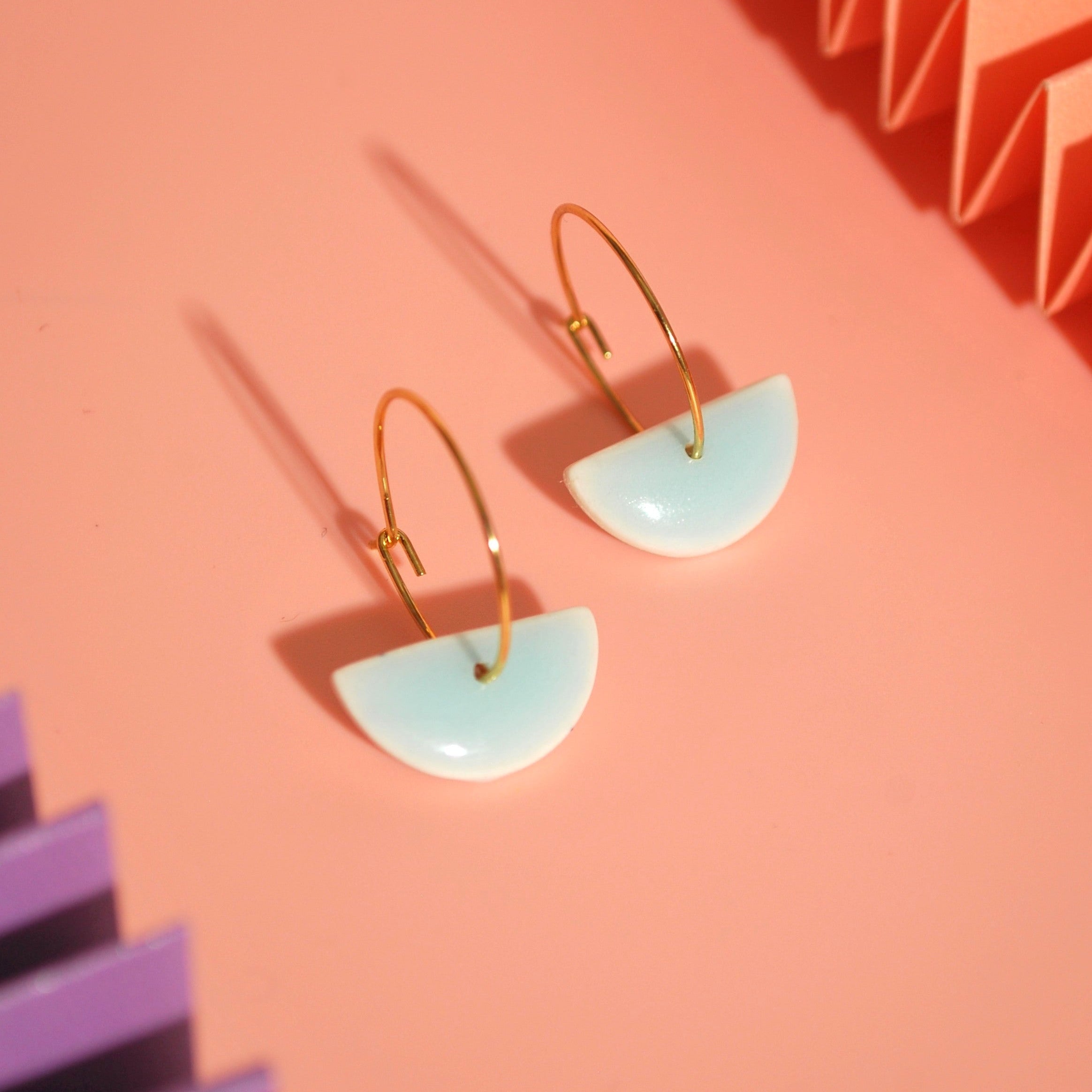 Handgefertigte farbige Creolen aus der Santoclay Kollektion