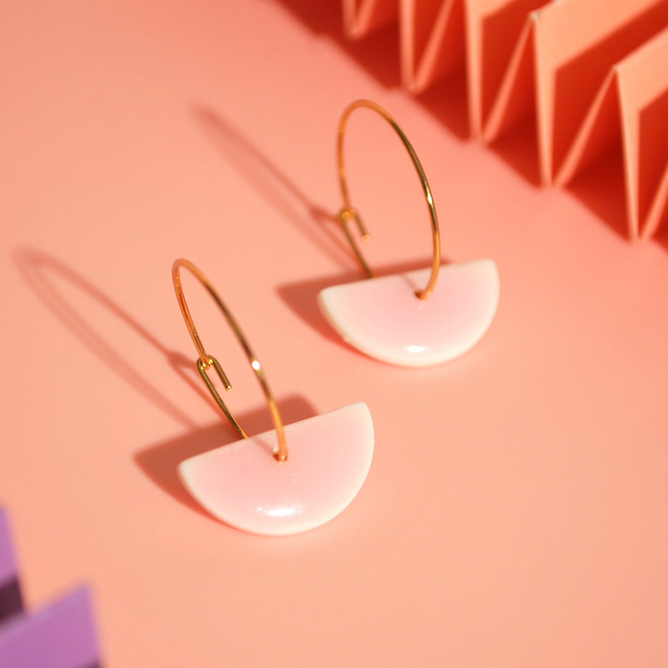 Nahaufnahme der handgefertigten Creolen von Santoclay Handmade