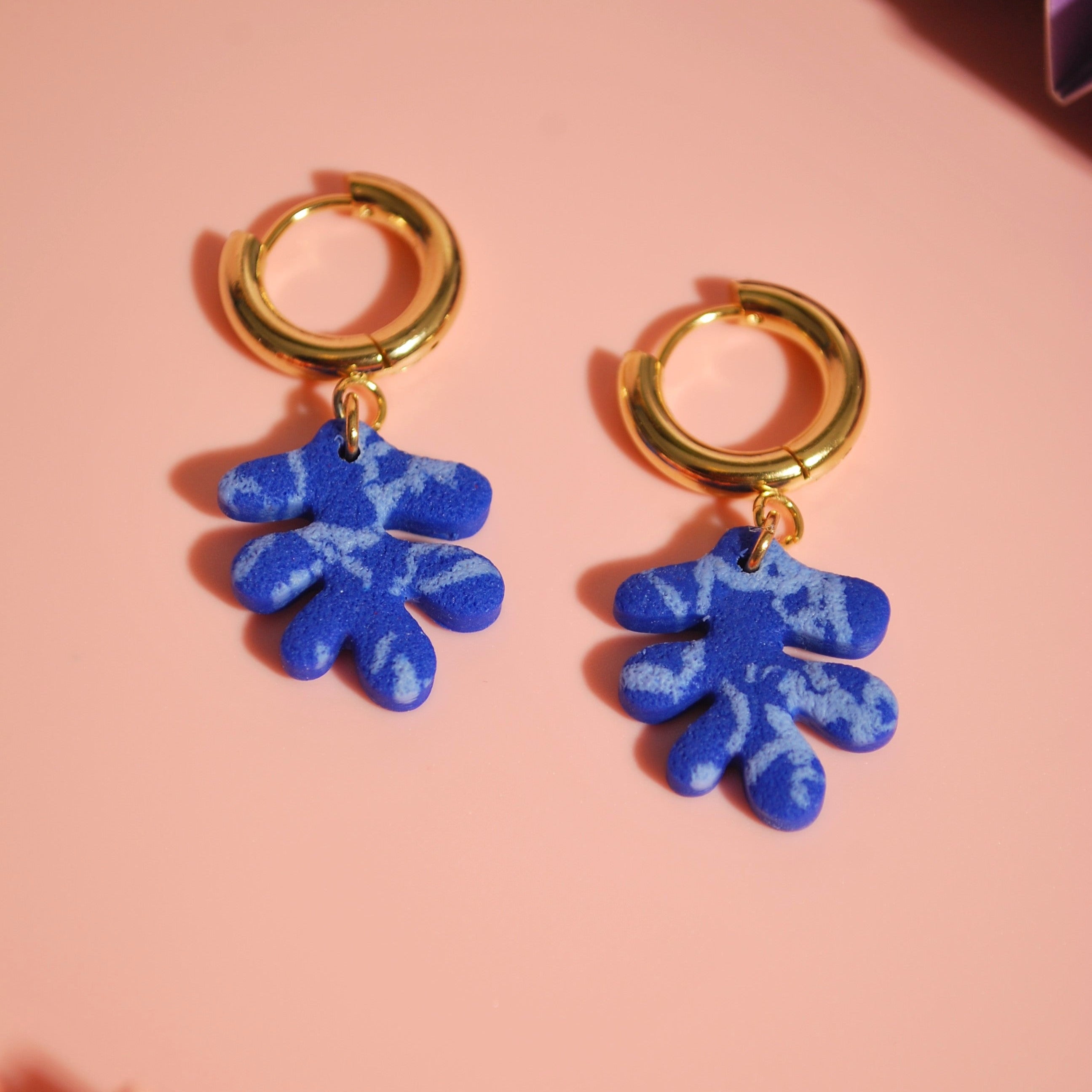 handgemachte-creolen-blau-vergoldet