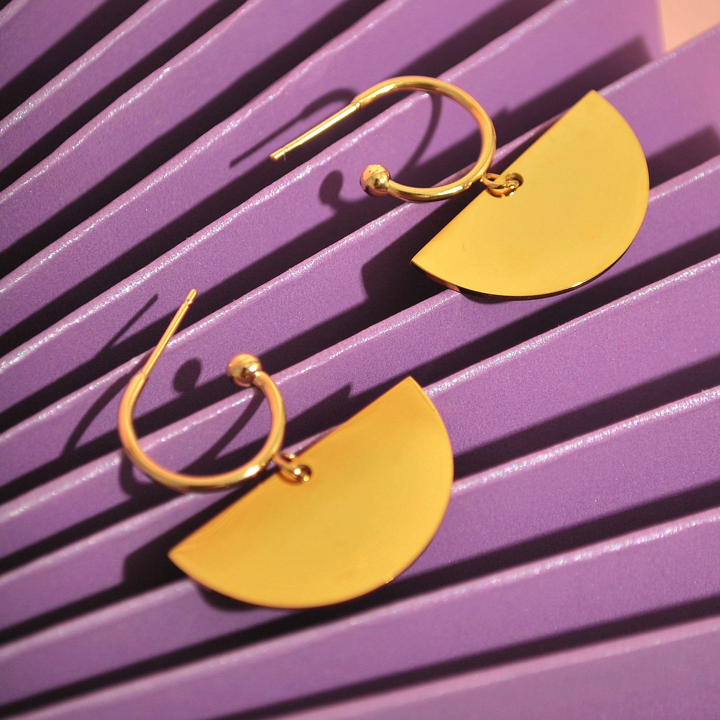 Milano Statement-Creolen mit vergoldetem Halbkreis-Anhänger