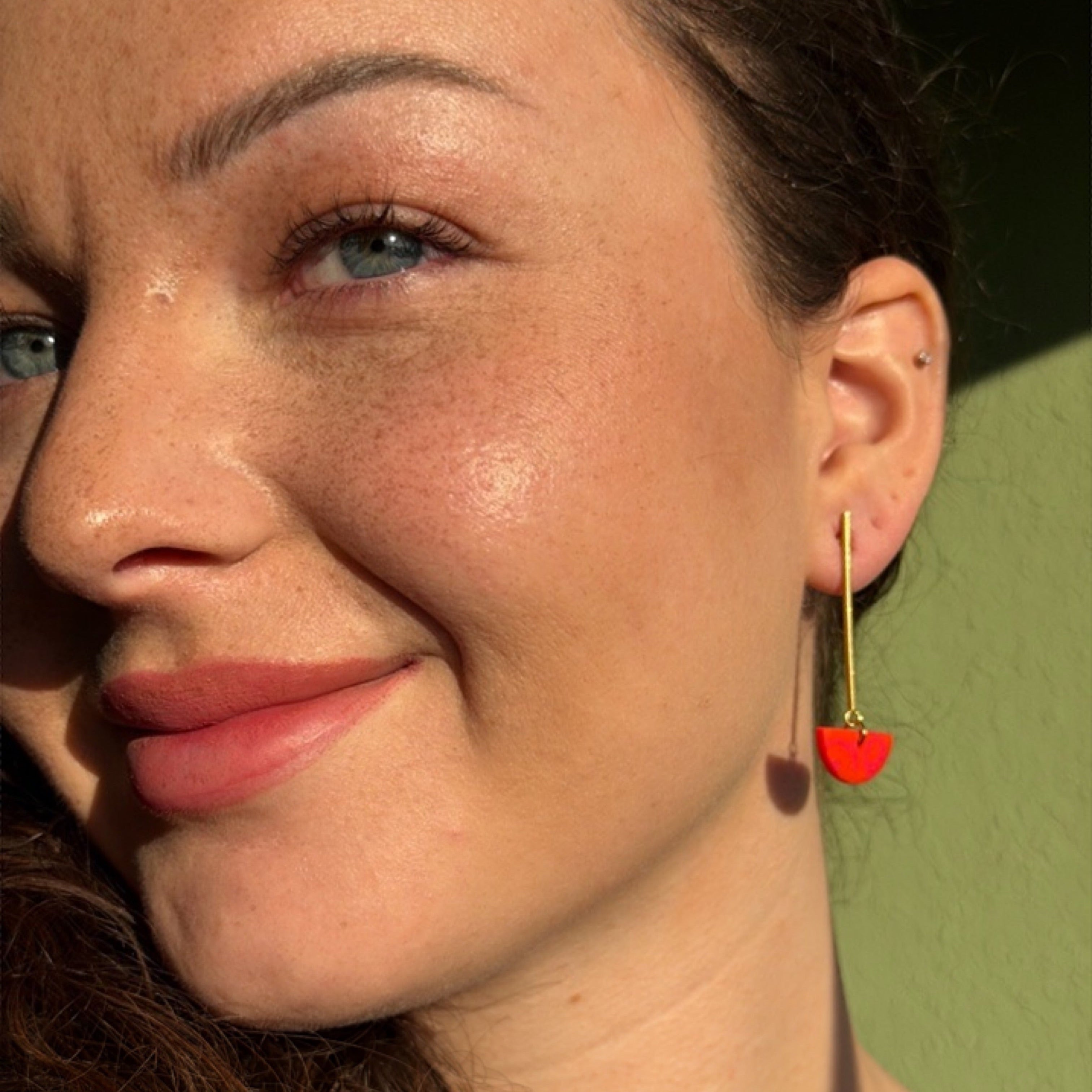 Frau trägt am Ohr die Ohrringe Linda von Santoclay