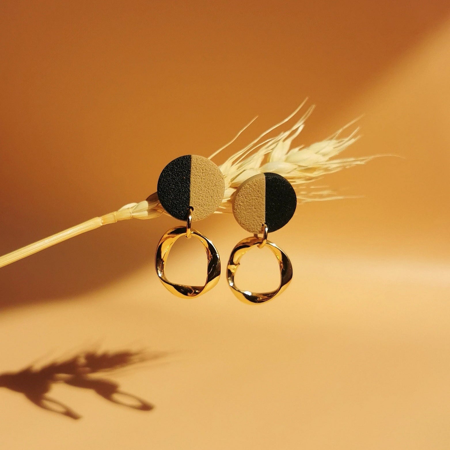 Valencia Statement-Ohrringe mit strukturierter 24K Vergoldung