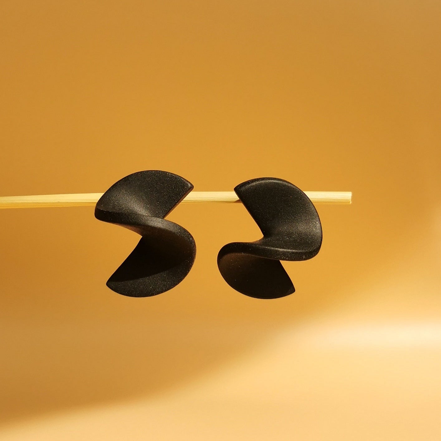 Farbenstarke Ohrstecker für empfindliche Haut – handmade in München