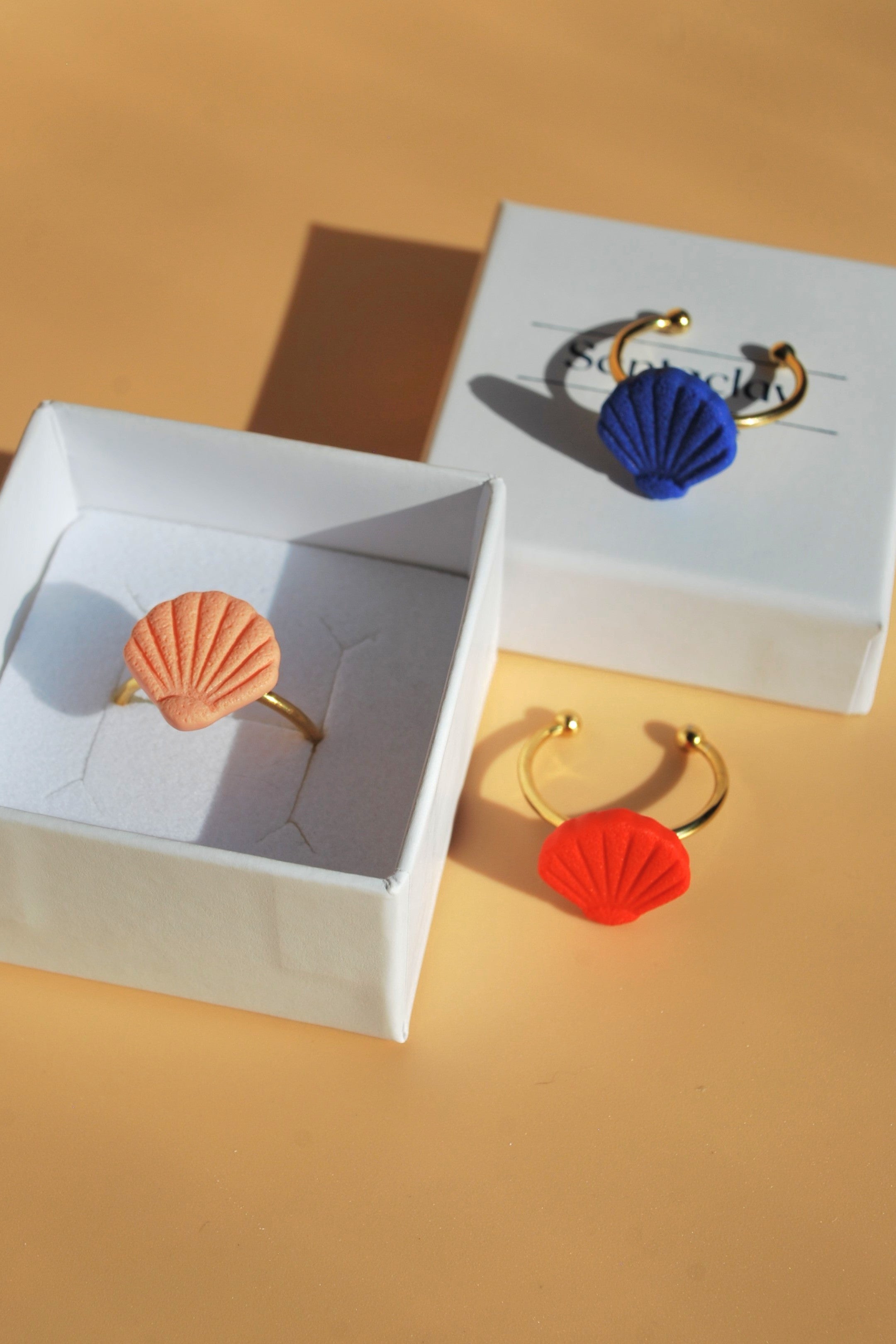 Sommerlicher Ring mit handgefertigtem Muscheldetail