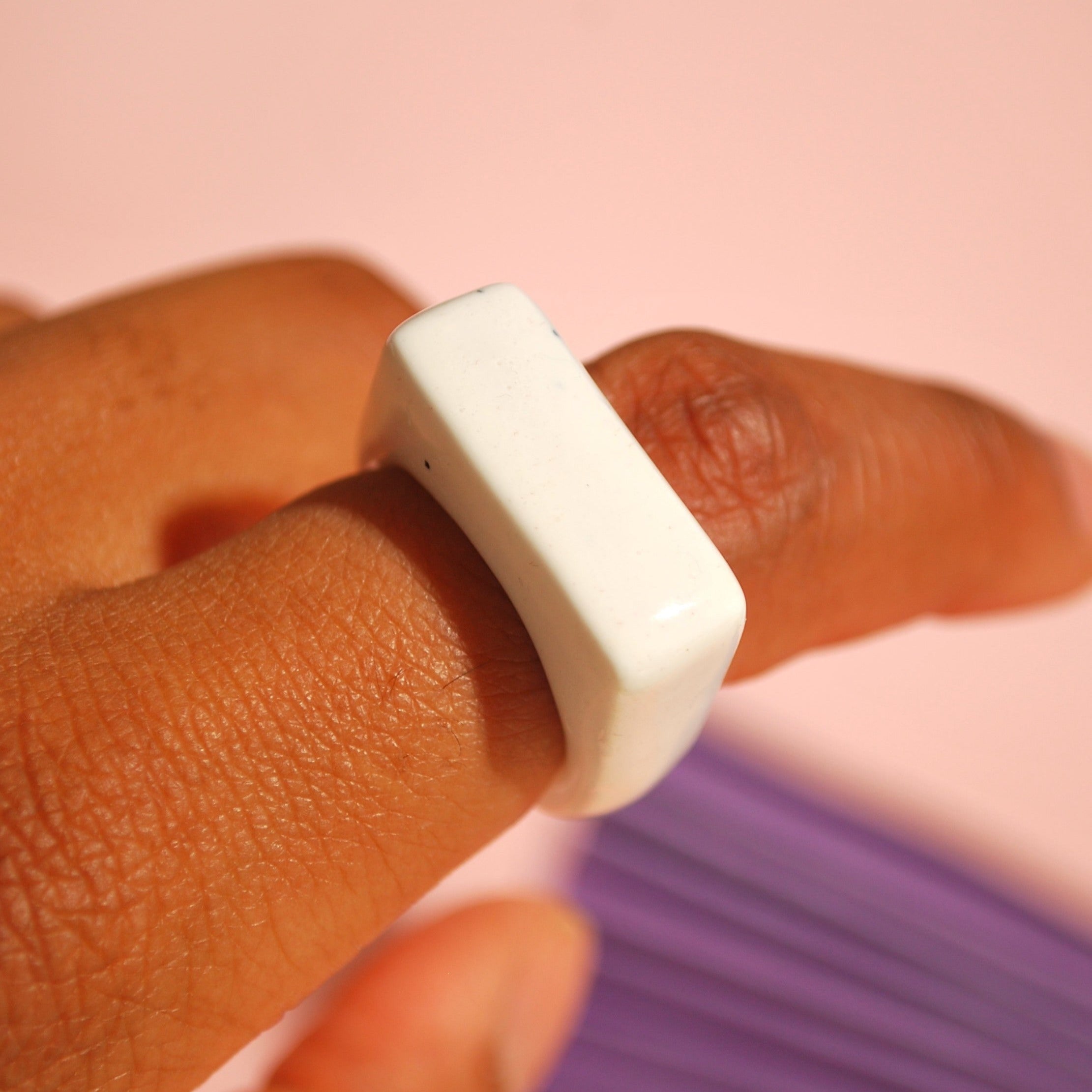 Detailaufnahme eines handgefertigten Rings in Keramikoptik