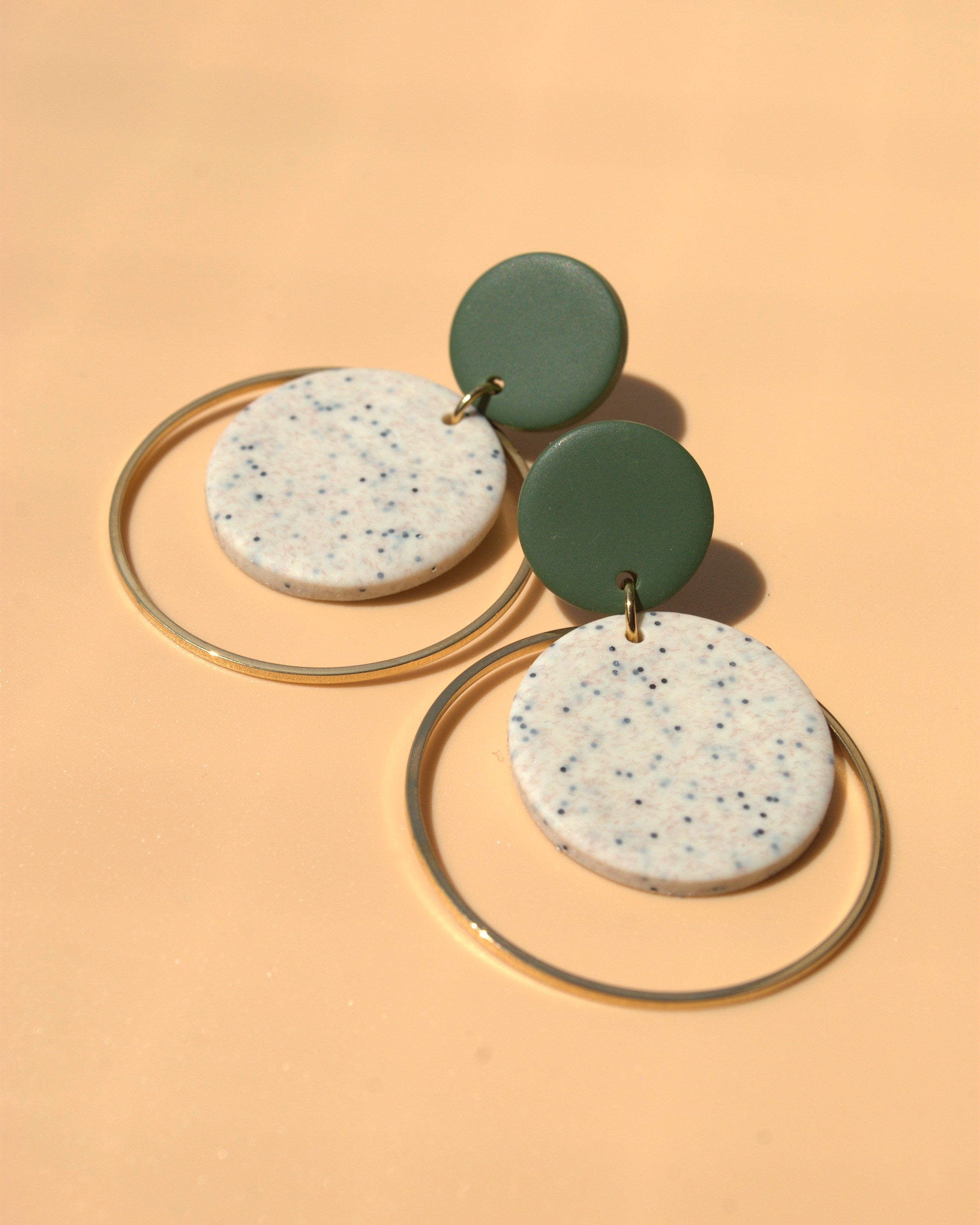 Handgemachte Boho-Ohrringe – grün-gold & federleicht