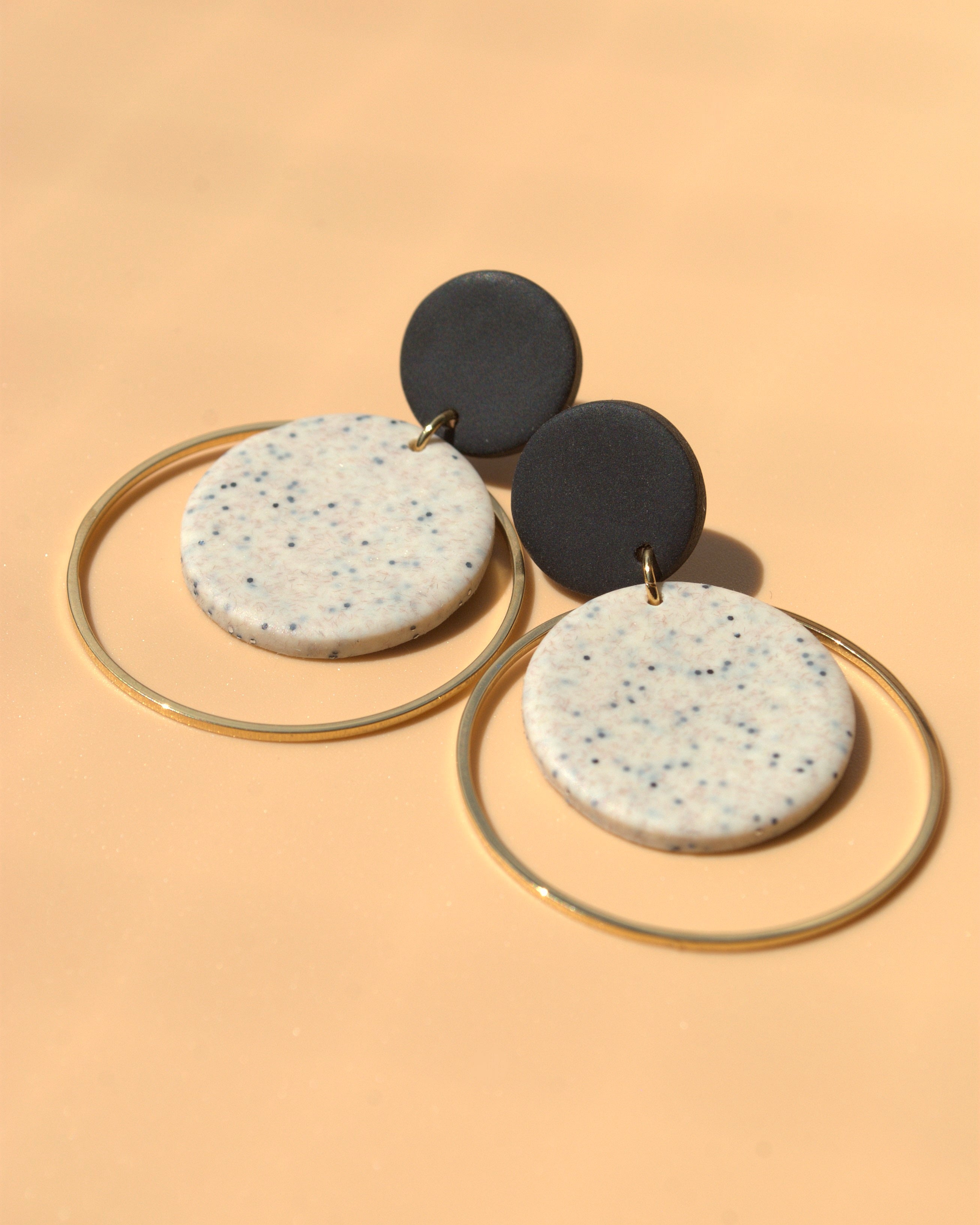 Goldene Ohrhänger im Boho-Stil – handgemacht & federleicht