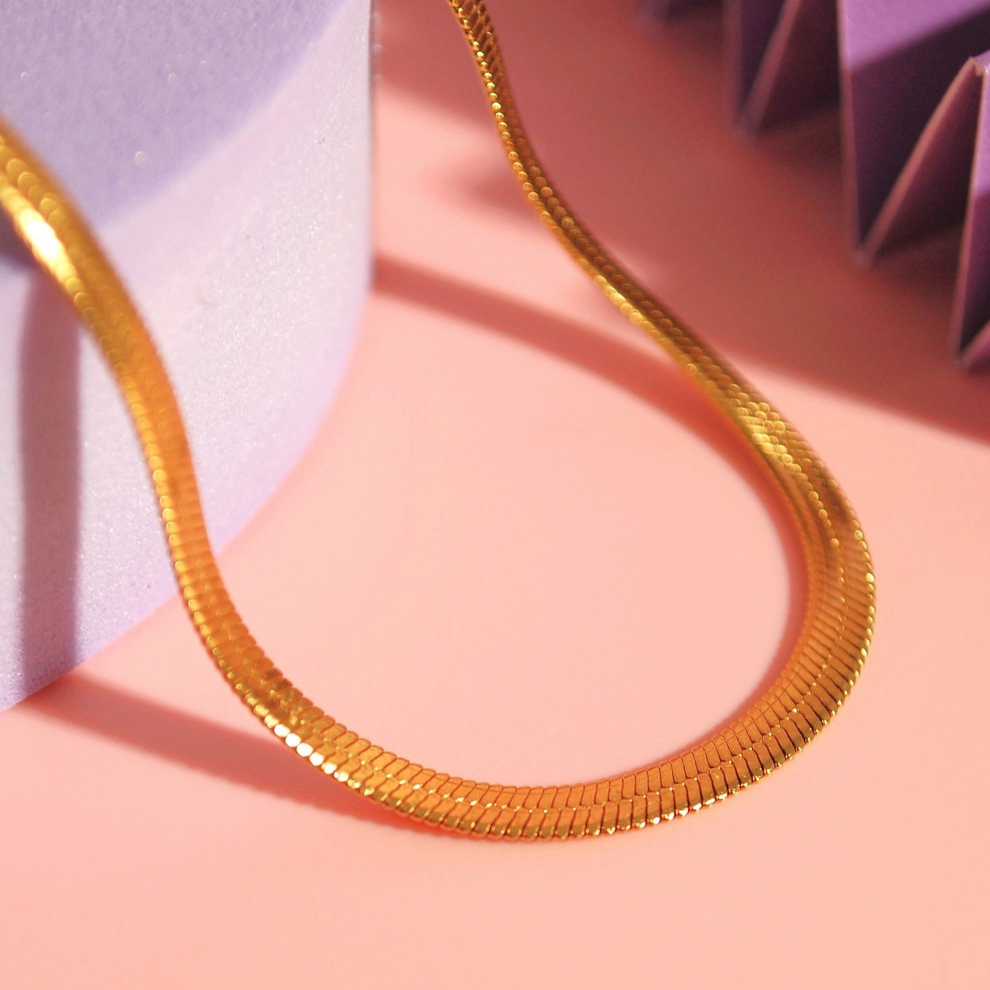 Goldene Kette mit Schlangenstruktur – ideal für Layering