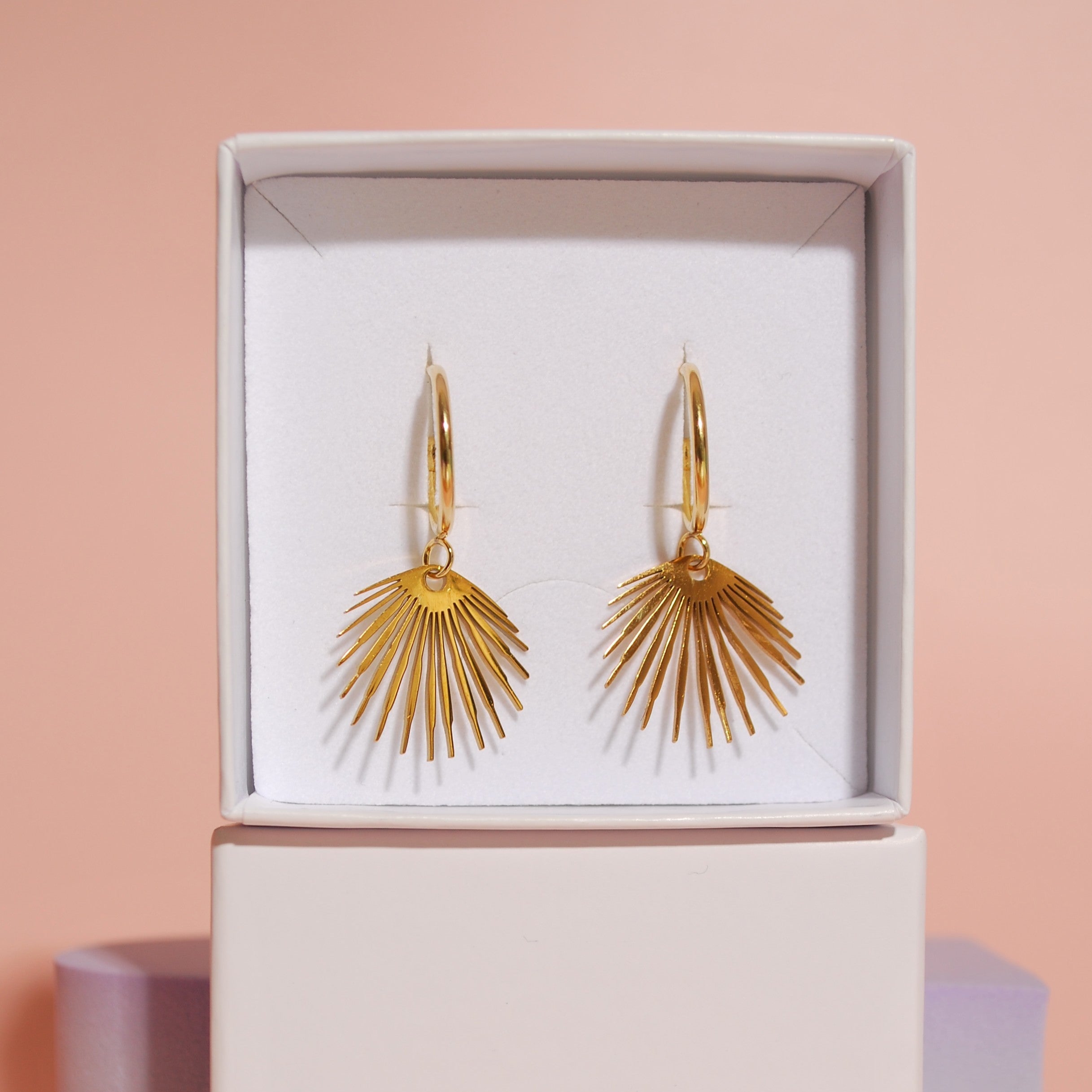 Sommerliche Creolen mit feinem Sonnenanhänger