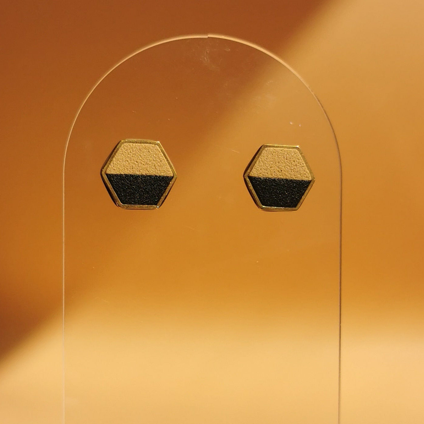 Vergoldete Stecker in Sechseck-Form – elegant & modern