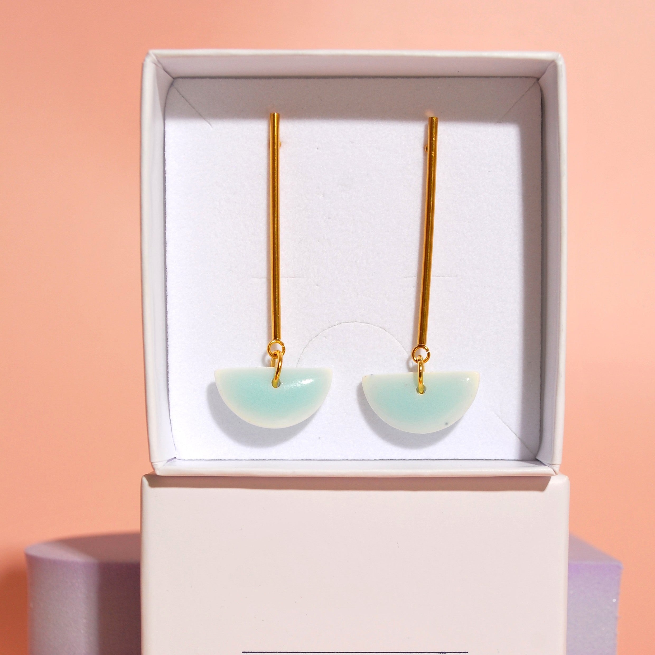 Geschenkverpackung mit handgemachten Statement-Ohrringen