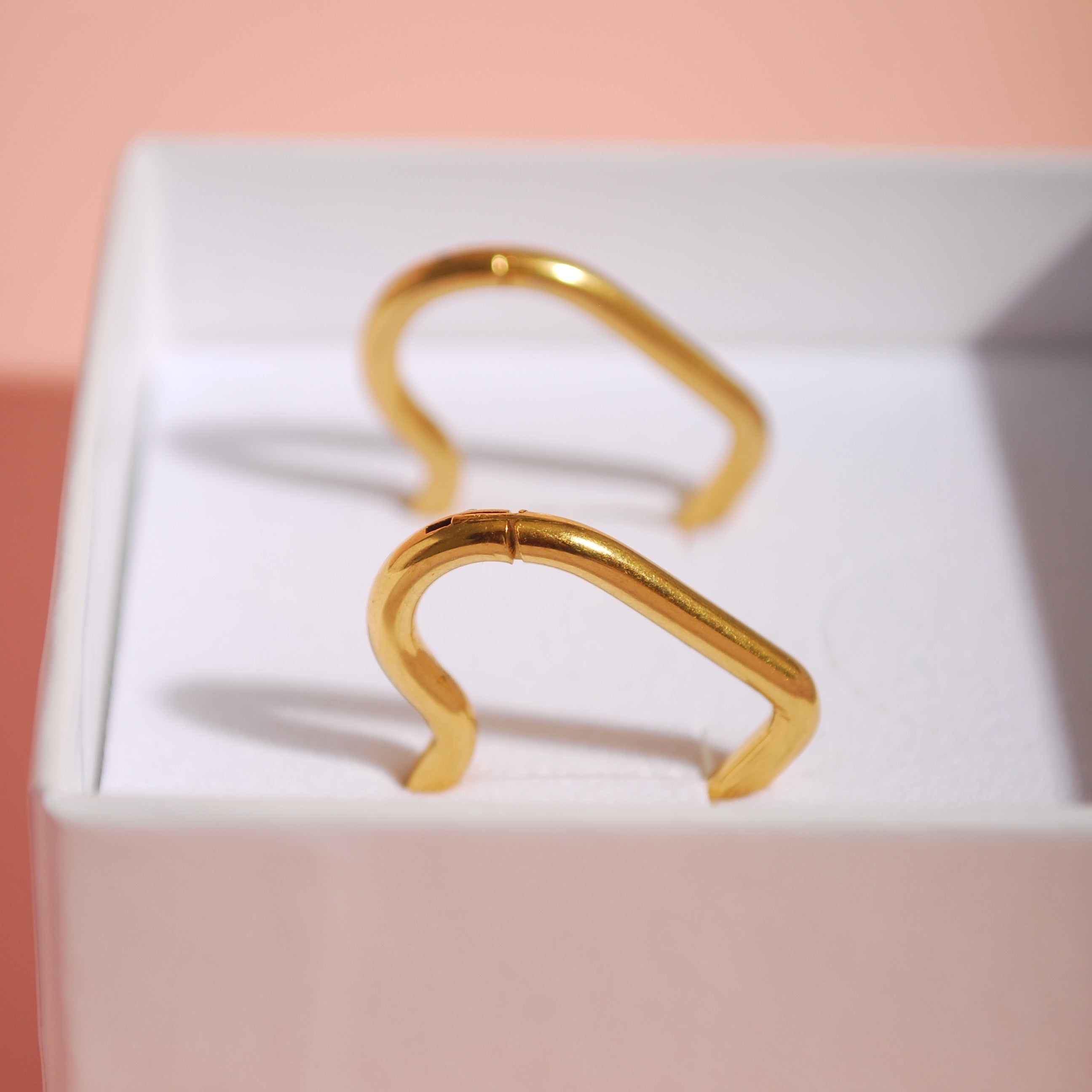 Geschenkverpackte Ohrringe in Herzform