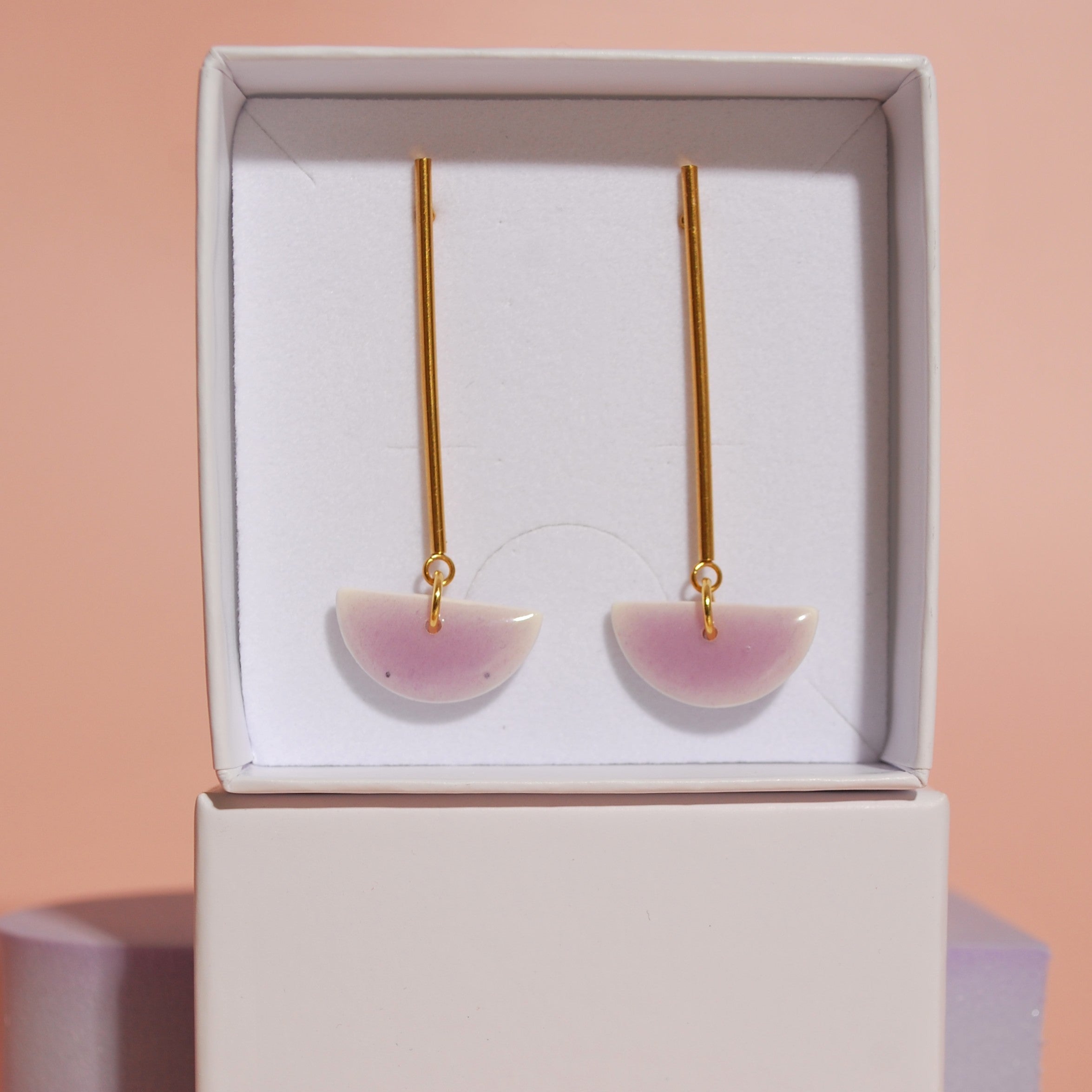 Verpackte Ohrringe in Santoclay Box – modernes Schmuckdesign