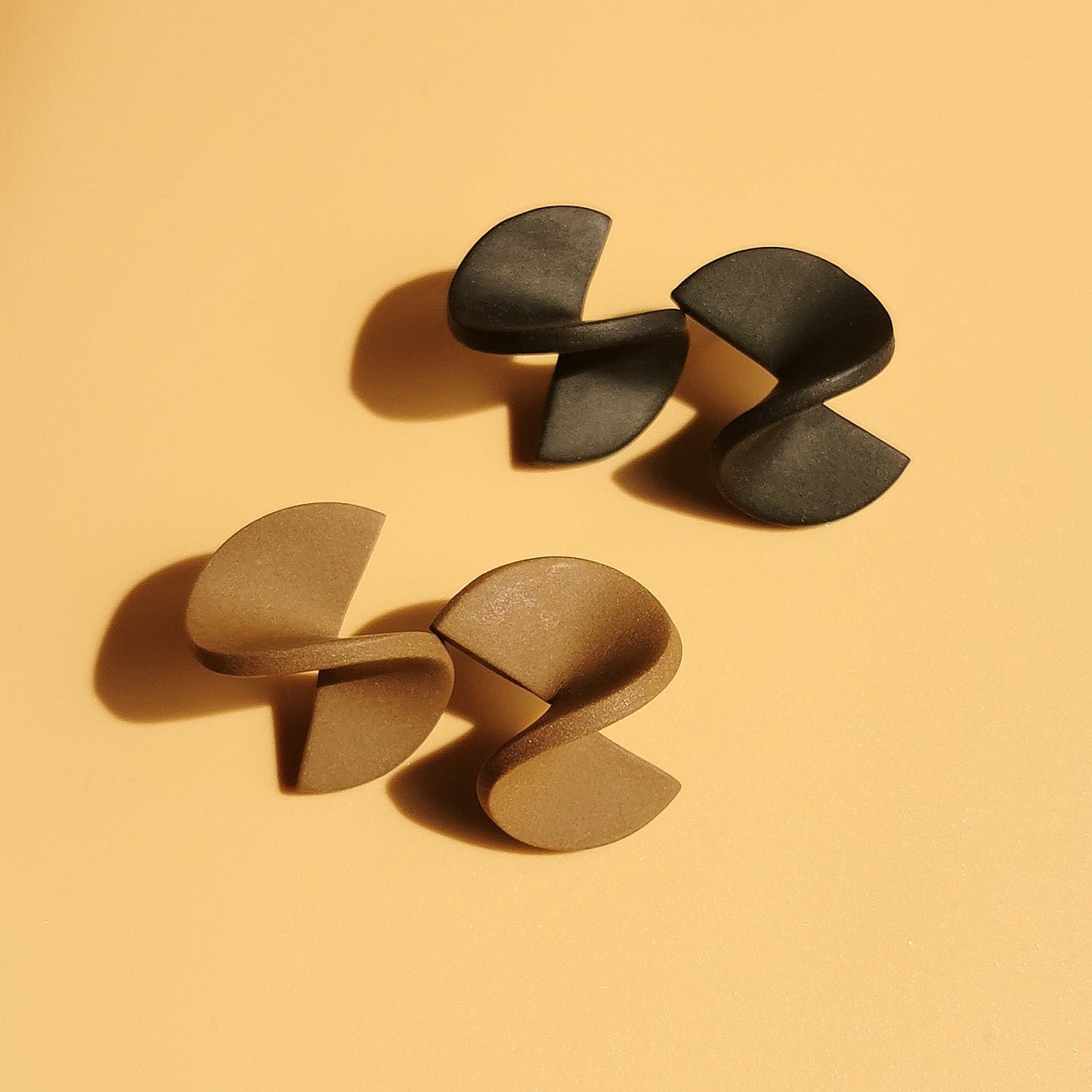 Gedrehte Statement-Ohrstecker in Braun & Schwarz – handgefertigt