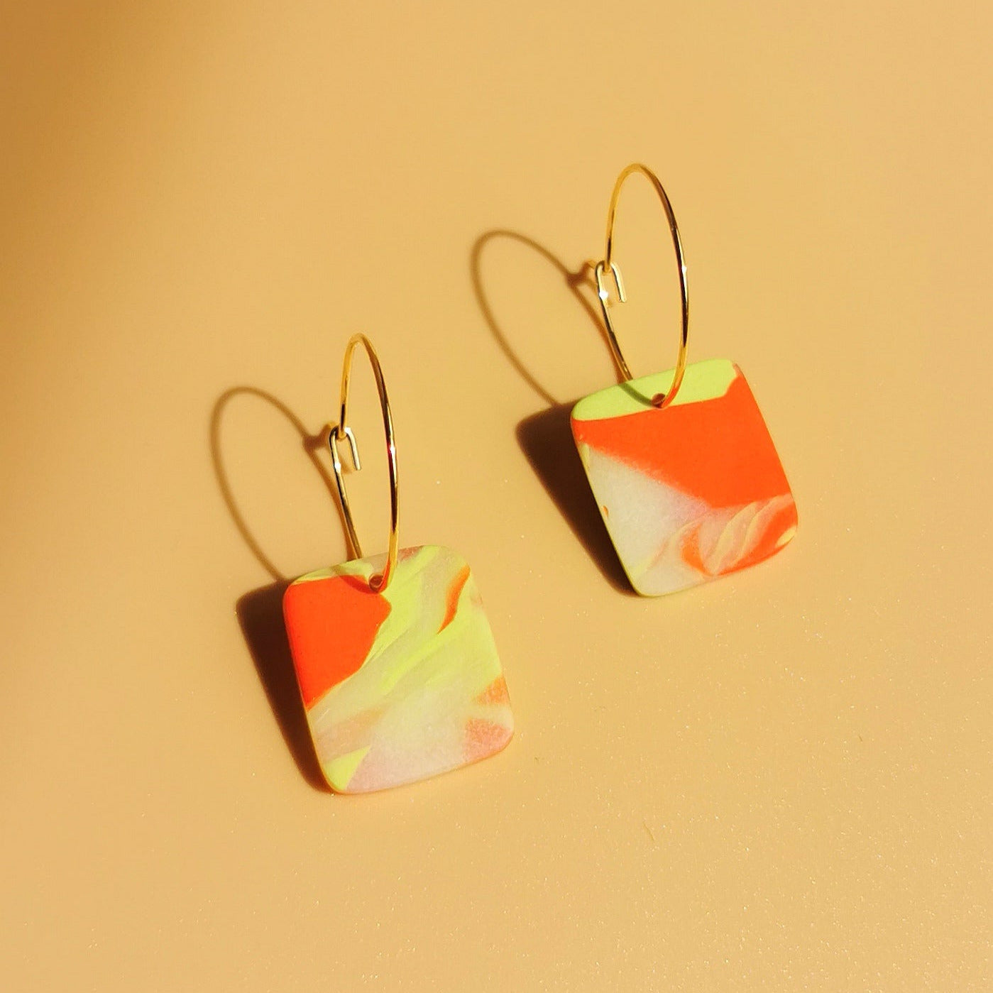 Bunte Creolen mit 18K Vergoldung – handgefertigt & leicht