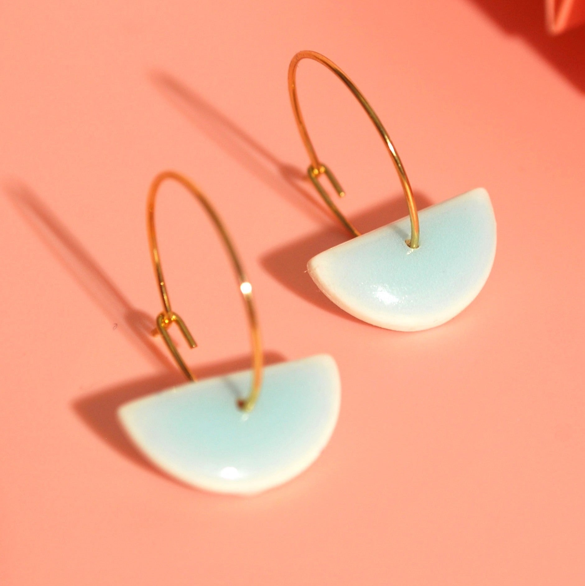 Statement-Creolen in Hellblau aus handgeformtem Polymer Clay