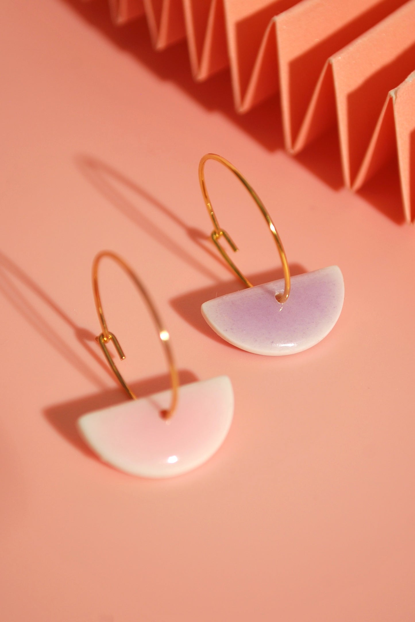 Zarte rosa und lila Ohrringe im Halbkreis-Design, ideal für den Alltag