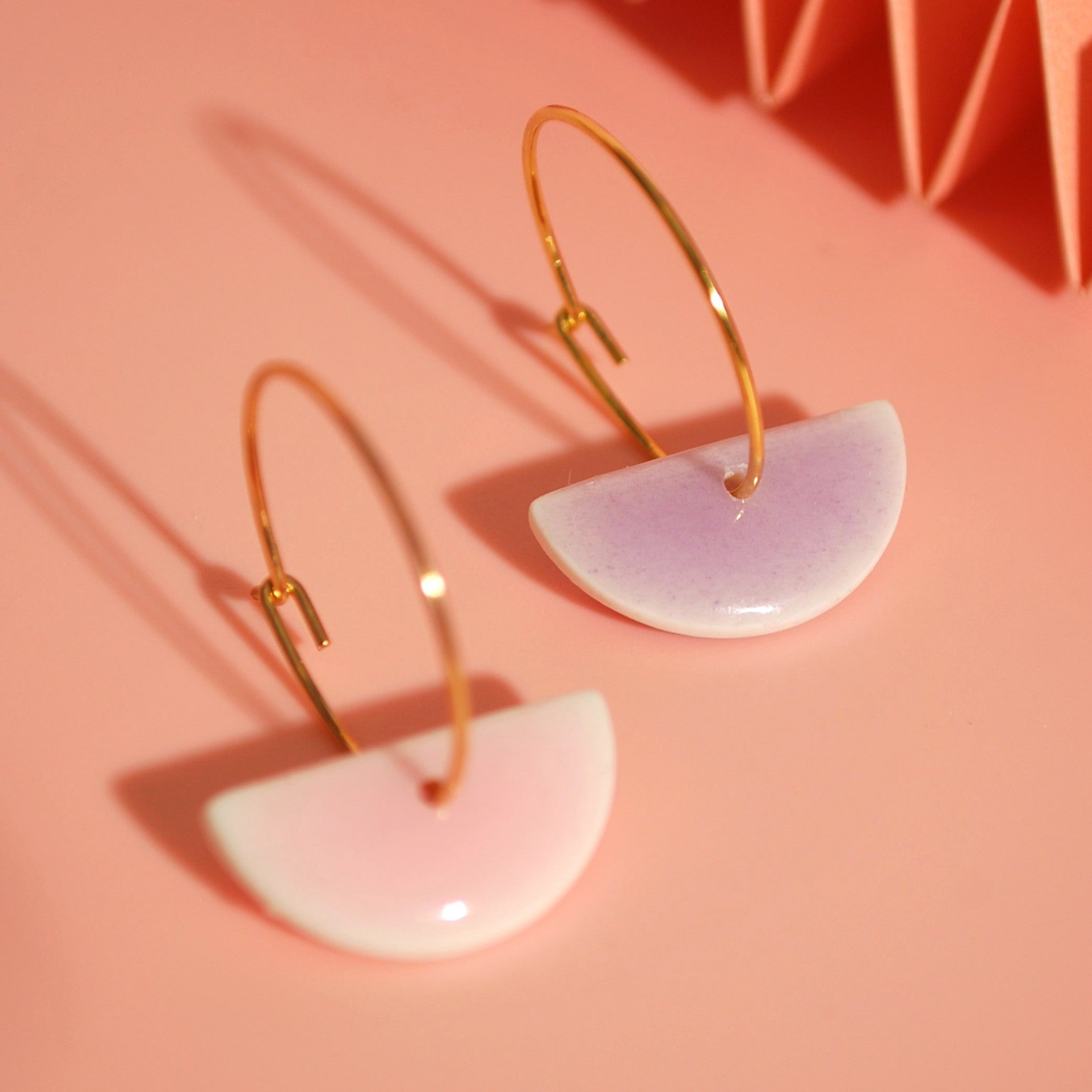 Zarte rosa und lila Ohrringe im Halbkreis-Design, ideal für den Alltag